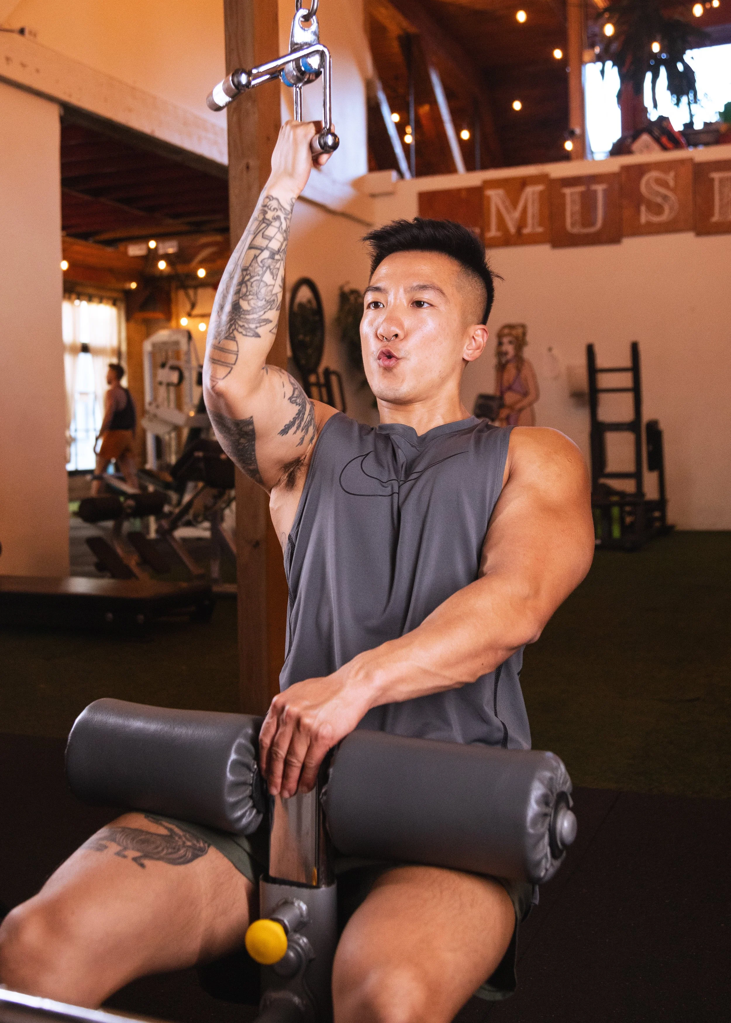 single arm lat pulldown middle.jpg