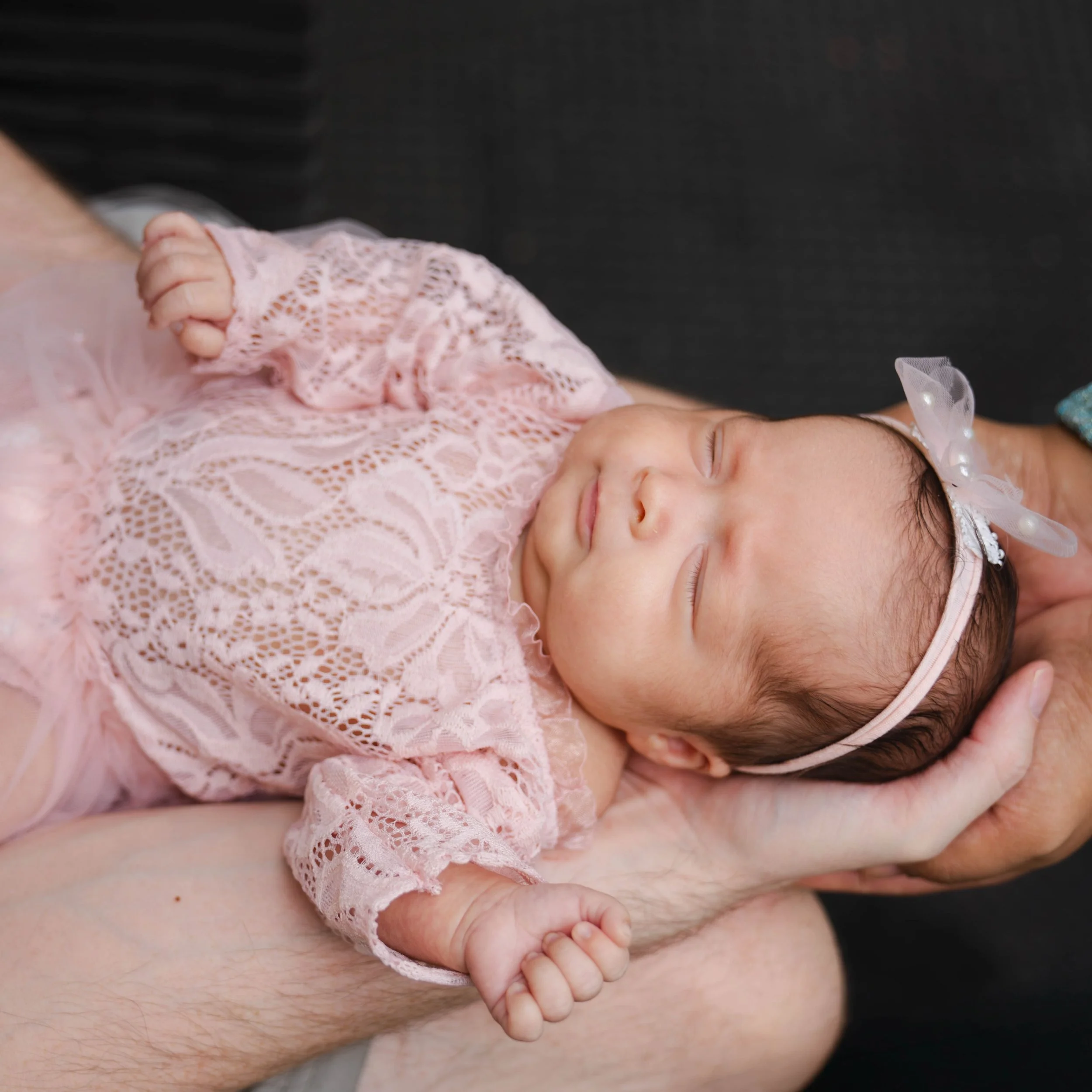 Seven weeks of tiny toes, sleepy snuggles, and a whole lot of love. 🩷

There&rsquo;s something so special about photographing a newborn at home, surrounded by the people who already love her beyond words. No perfect studio needed, just your favorite
