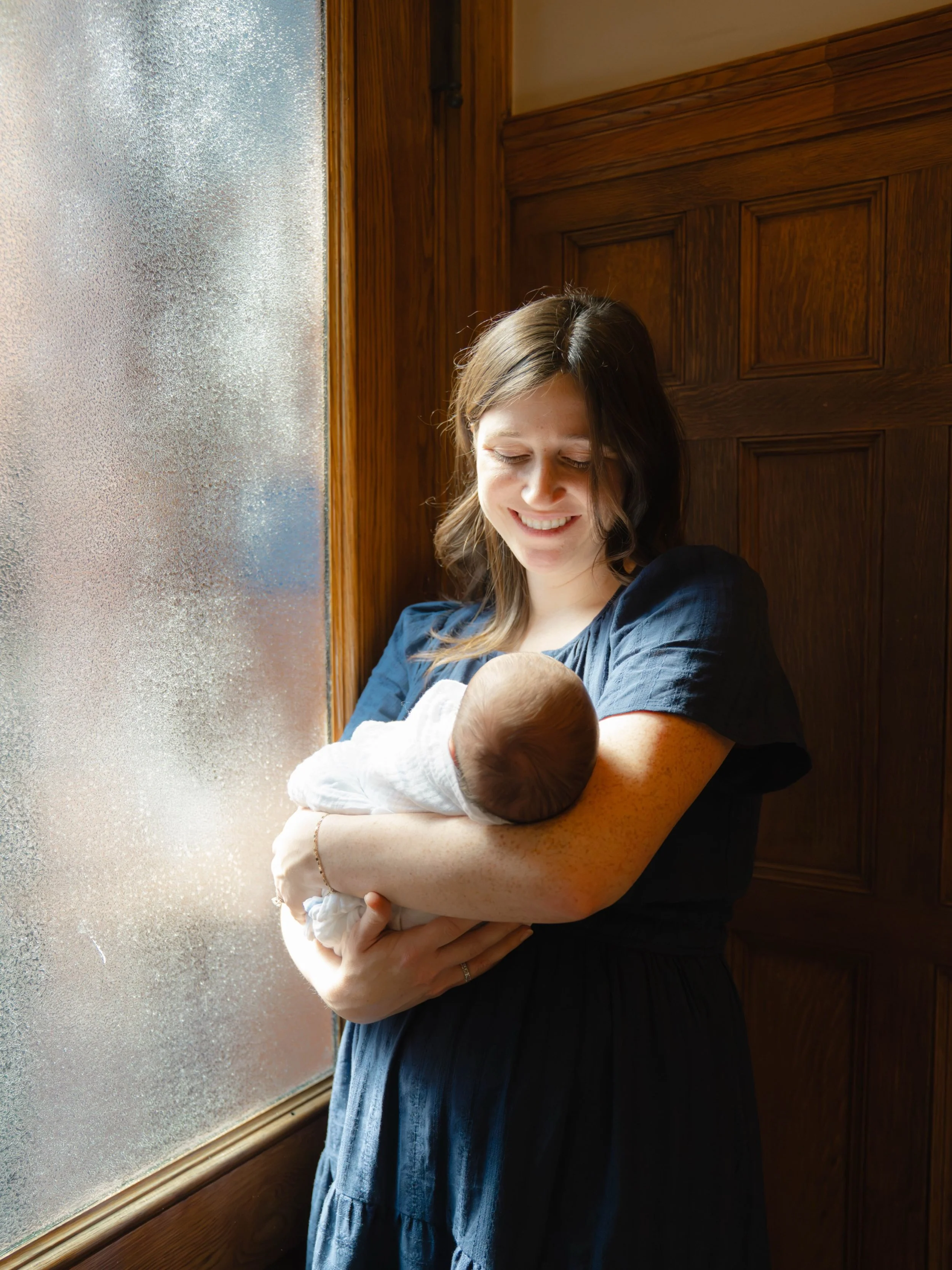 There&rsquo;s nothing quite like the way a mama looks at her baby. 🥹🤍

Tiny Emmett, safe in mama&rsquo;s arms, soaking in the soft morning light. These quiet little moments at home are the ones I love capturing most. The cuddles, the tiny details, 