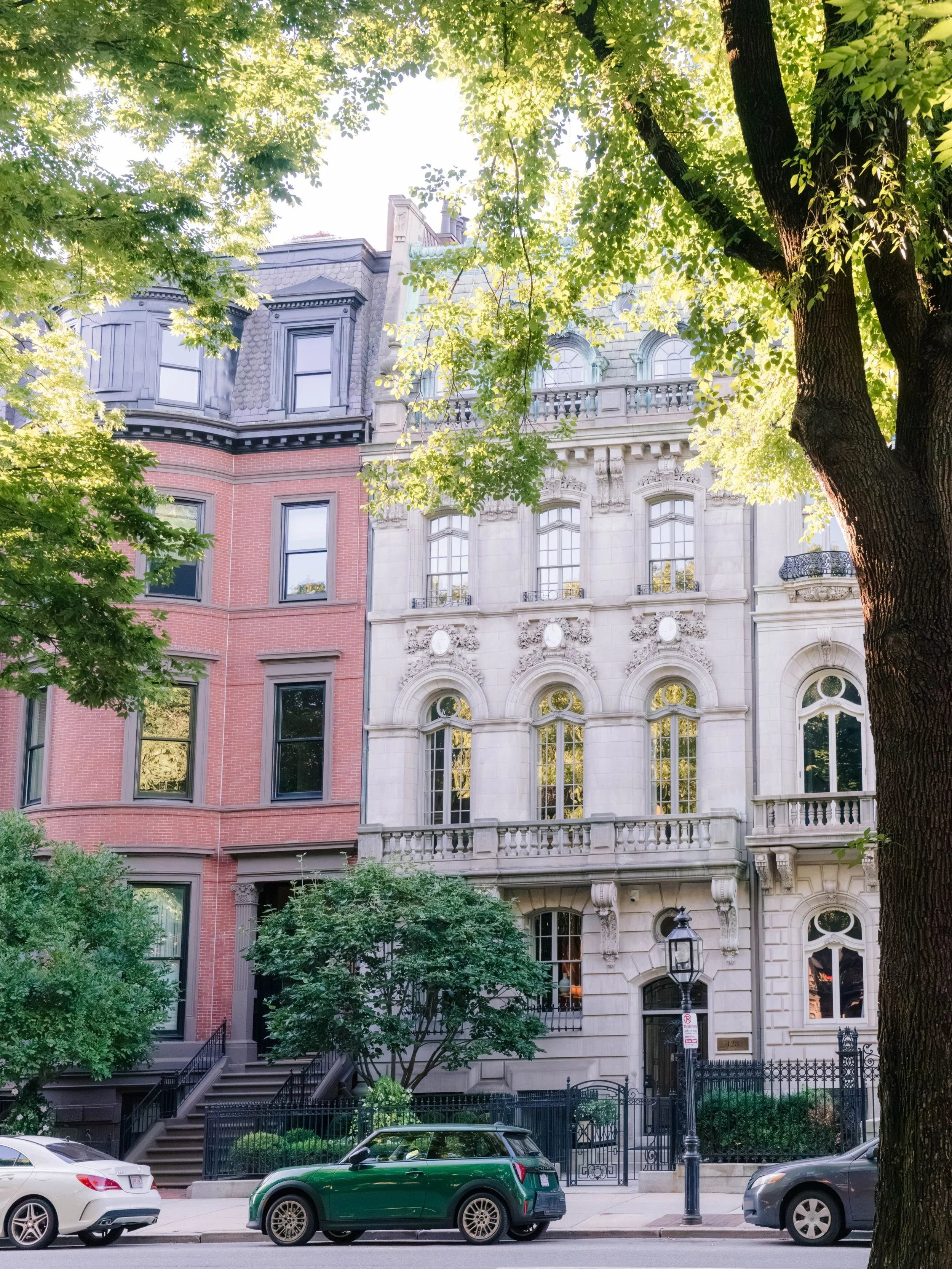 Golden hour glowing through the trees and the timeless charm of Boston. 🌿✨🏛️

One of those little city moments that makes me fall in love with Boston all over again. 🤍