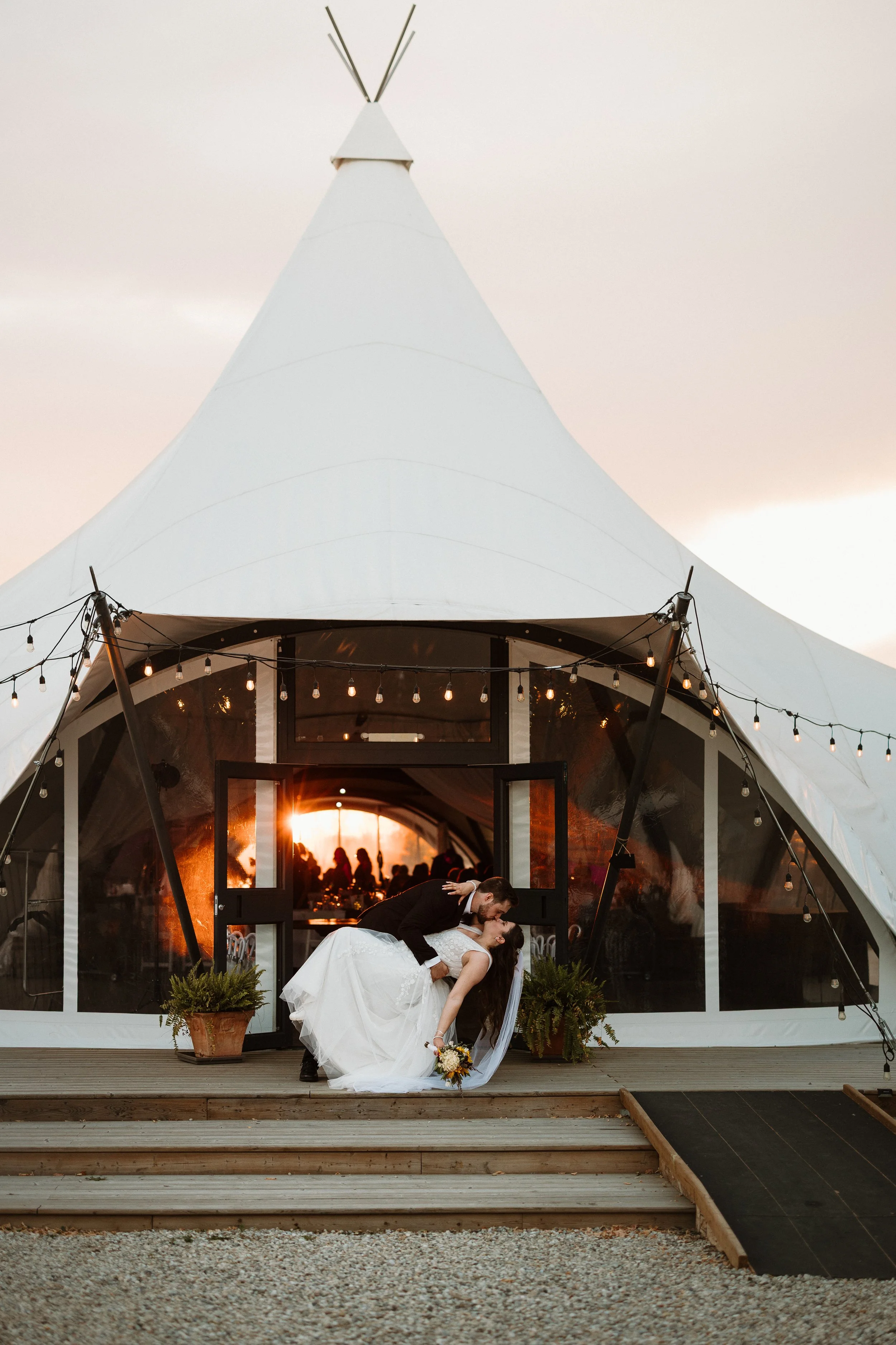 golden hour dip kiss at the garden venue 