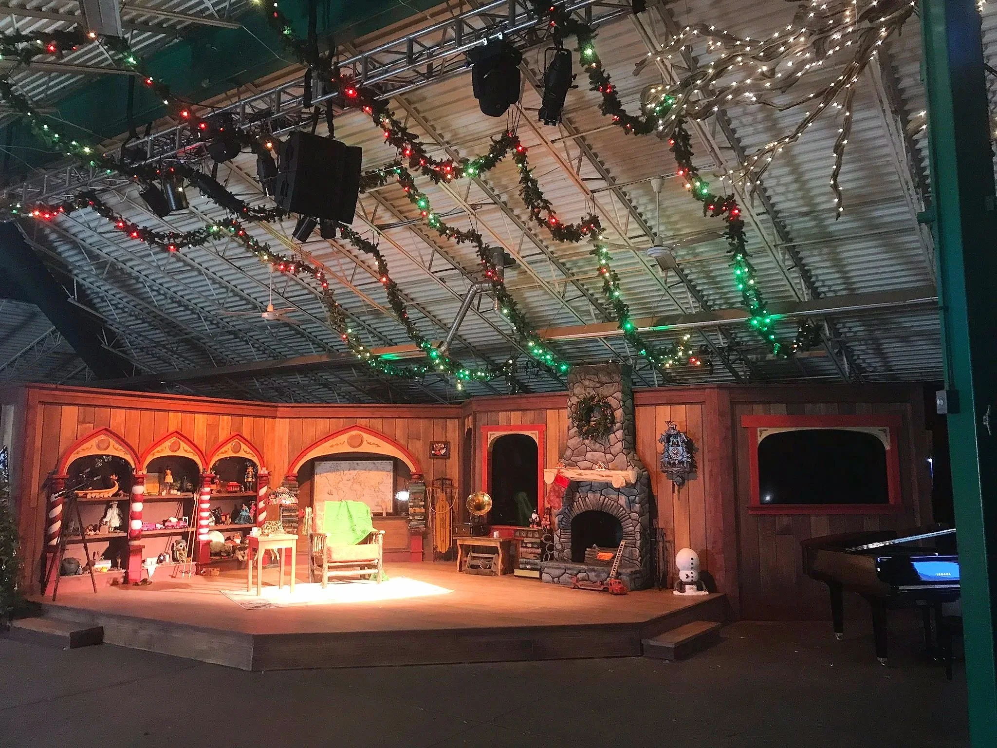 Santa and Mrs. Claus' Workshop (2018)
Denver Zoo
Scenic Charge Artist