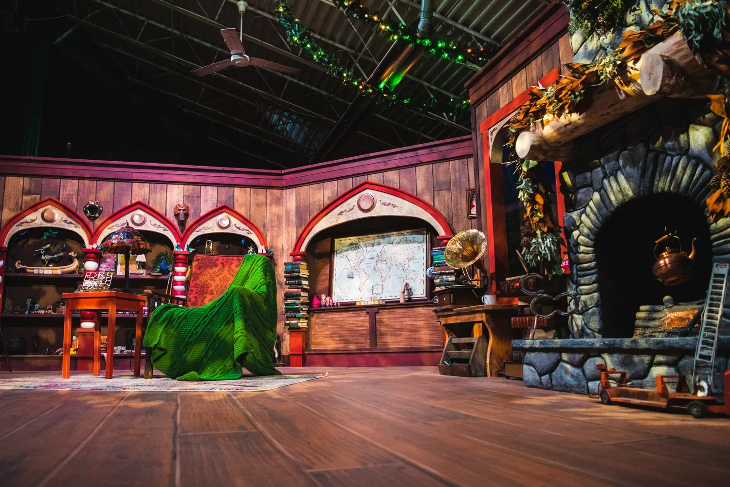 Santa and Mrs. Claus' Workshop (2018)
Denver Zoo
Scenic Charge Artist