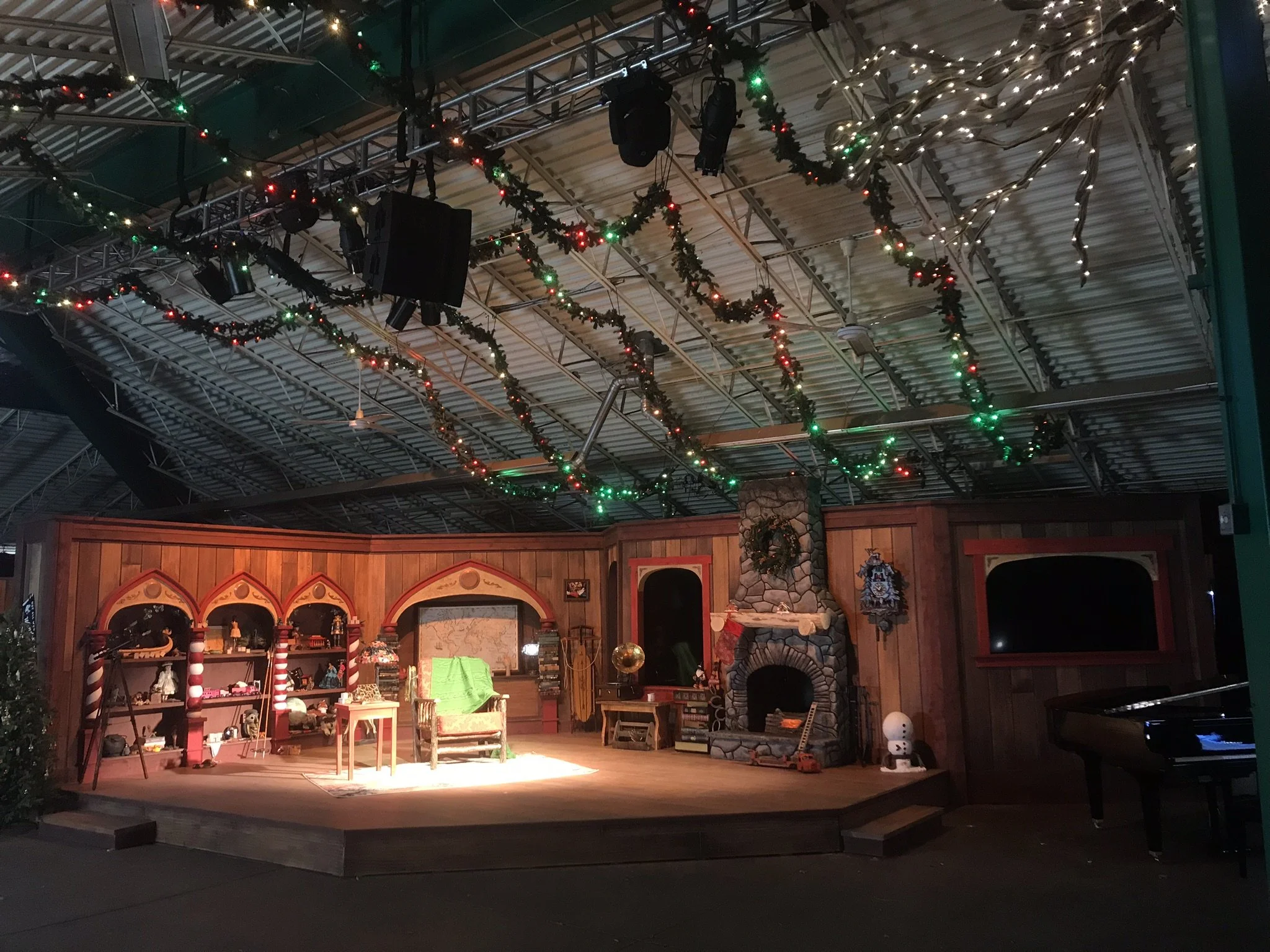 Santa and Mrs. Claus' Workshop (2018)
Denver Zoo
Scenic Charge Artist