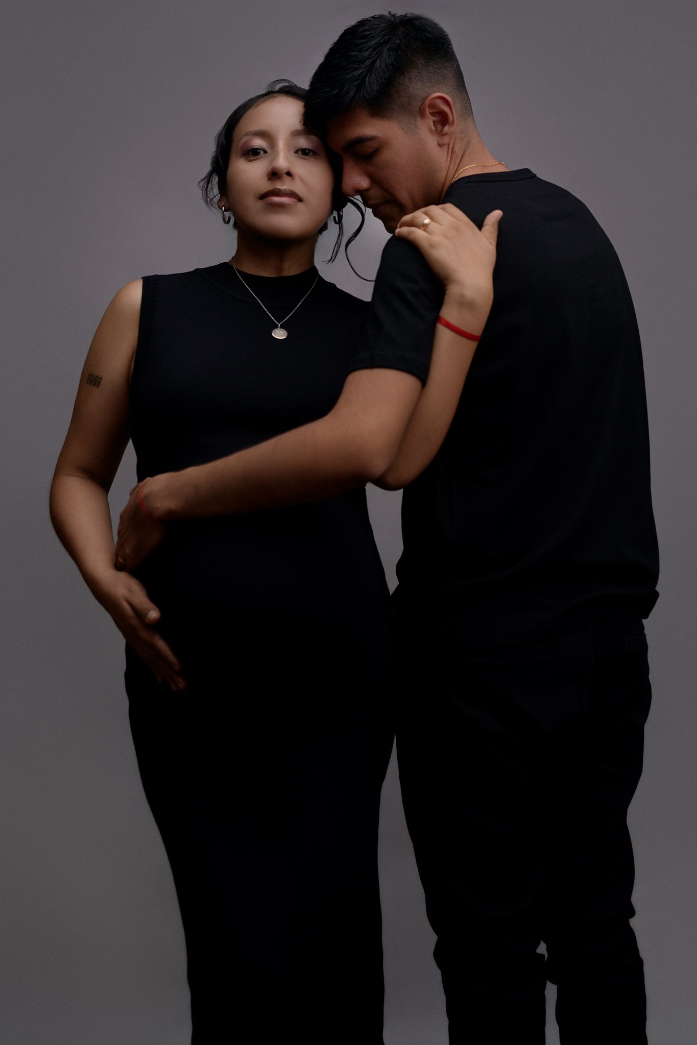 Retrato de embarazada en estudio de fotografía de embarazo, con iluminación suave y estilo elegante. Fotografía por Yamipic en Rosario Santa Fe