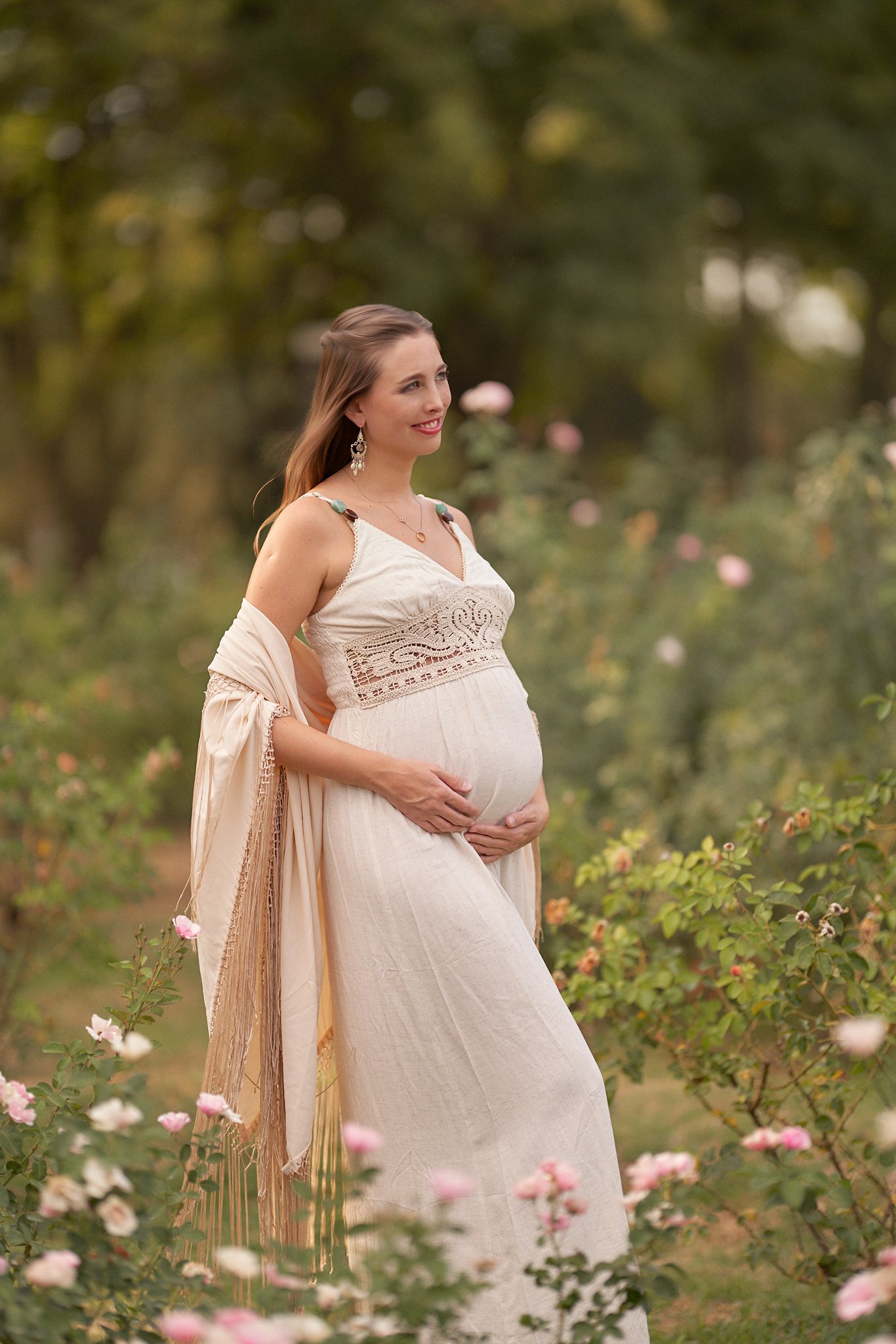 Retrato de embarazo fine art con luz controlada y tonos cálidos, destacando la belleza natural de la maternidad. Fotografía Yamipic en Rosario, Santa Fe