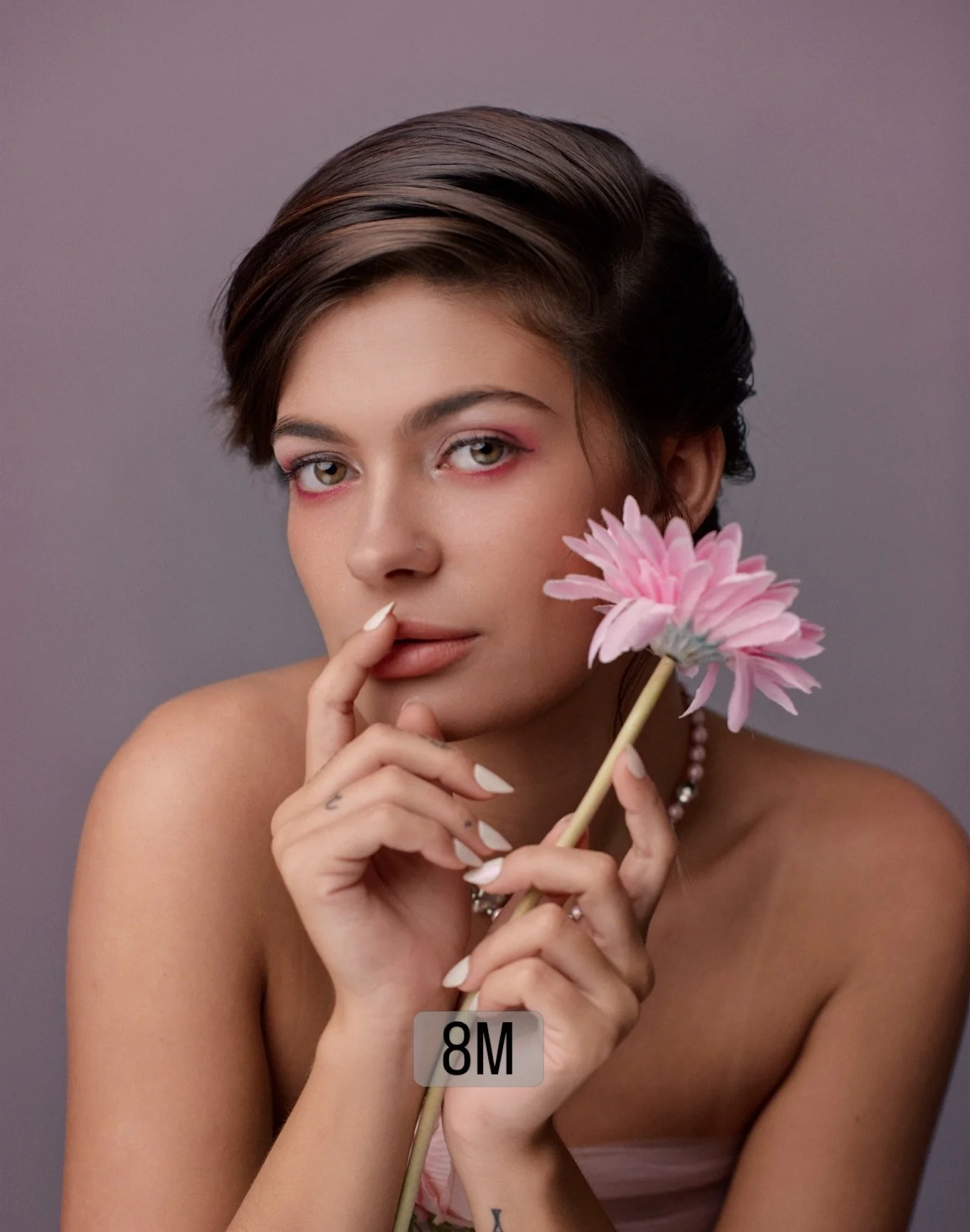 &ldquo;Dicen que hay sabios que no ven, que no escuchan y que guardan silencio&rdquo; y si es mujer con m&aacute;s raz&oacute;n 
Pero en mis manos, el silencio se vuelve una fotograf&iacute;a y la observaci&oacute;n se convierte en seguridad.
He apre