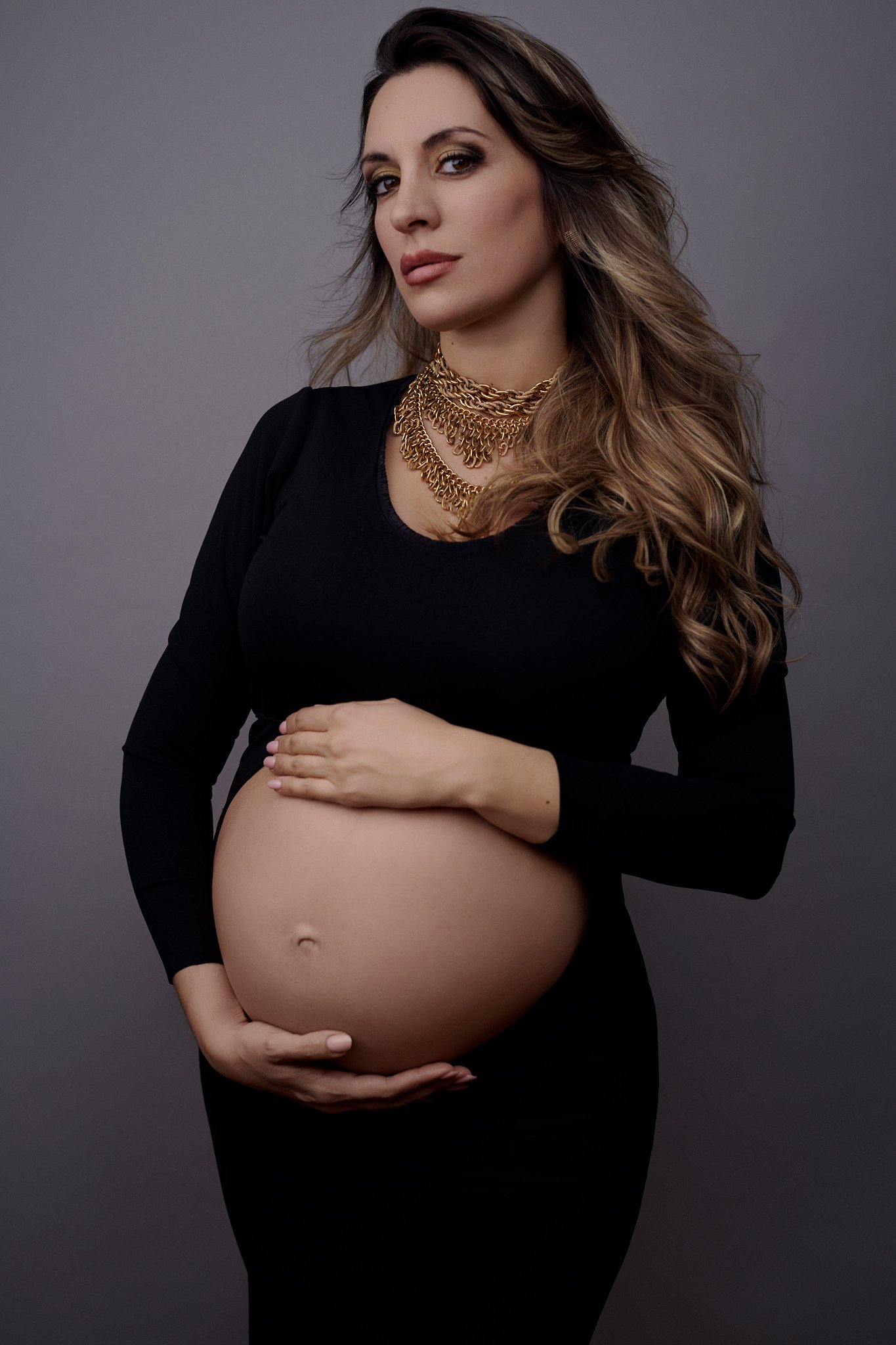 Retrato de embarazada en estudio de fotografía de embarazo, con iluminación suave y estilo elegante. Fotografía por Yamipic en Rosario Santa Fe