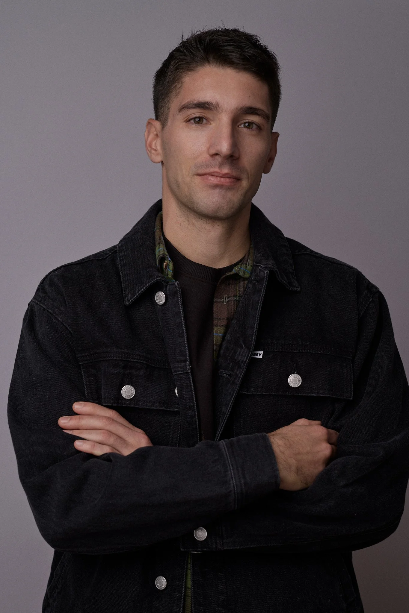 Retrato profesional en estudio con fondo neutro y luz controlada, ideal para CV y redes sociales. Fotografía por Yamipic en Rosario Santa Fe