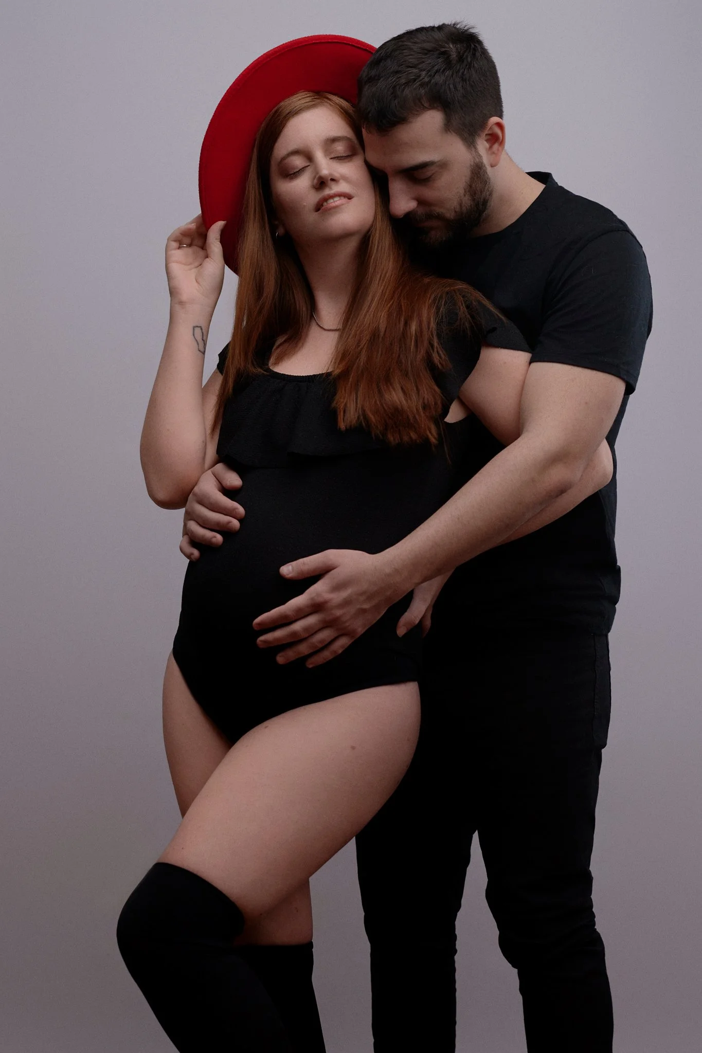 Retrato de embarazada con su pareja, en sesión de embarazo romántica y natural. Fotografía Yamipic Rosario