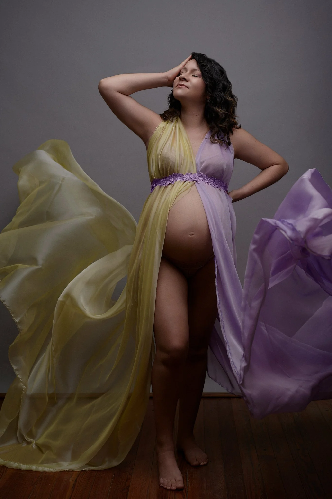 Retrato de embarazada en estudio de fotografía de embarazo, con iluminación suave y estilo elegante. Fotografía por Yamipic en Rosario Santa Fe