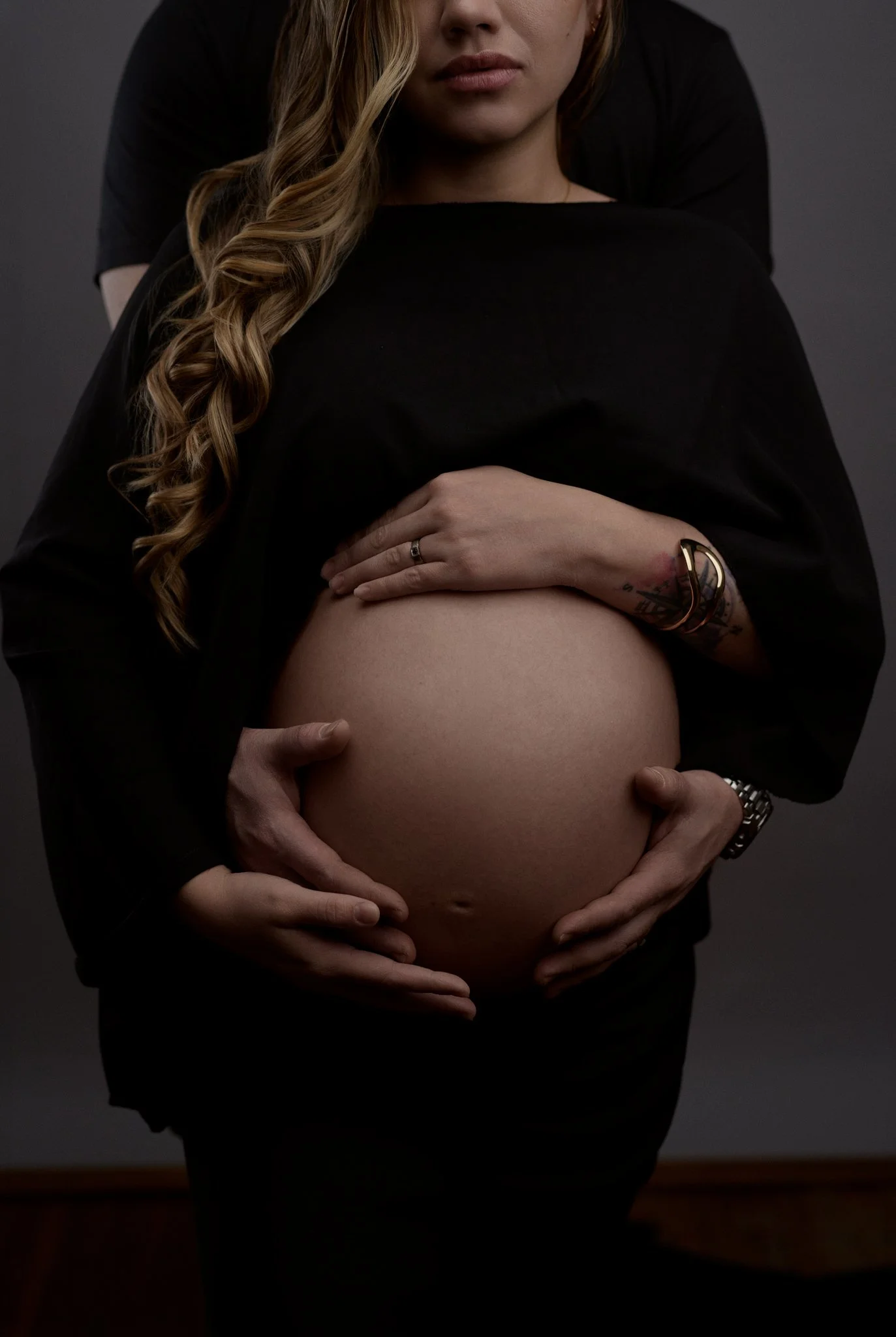 Retrato de embarazada en estudio de fotografía de embarazo, con iluminación suave y estilo elegante. Fotografía por Yamipic en Rosario Santa Fe