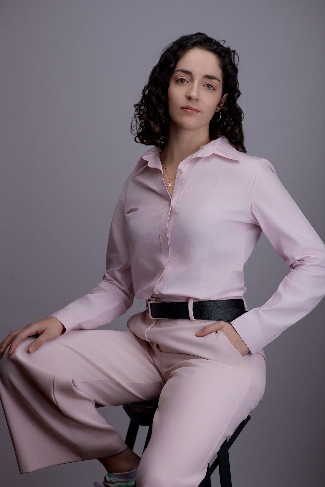 Retrato profesional en estudio con fondo neutro y luz controlada, ideal para CV y redes sociales. Fotografía por Yamipic en Rosario Santa Fe