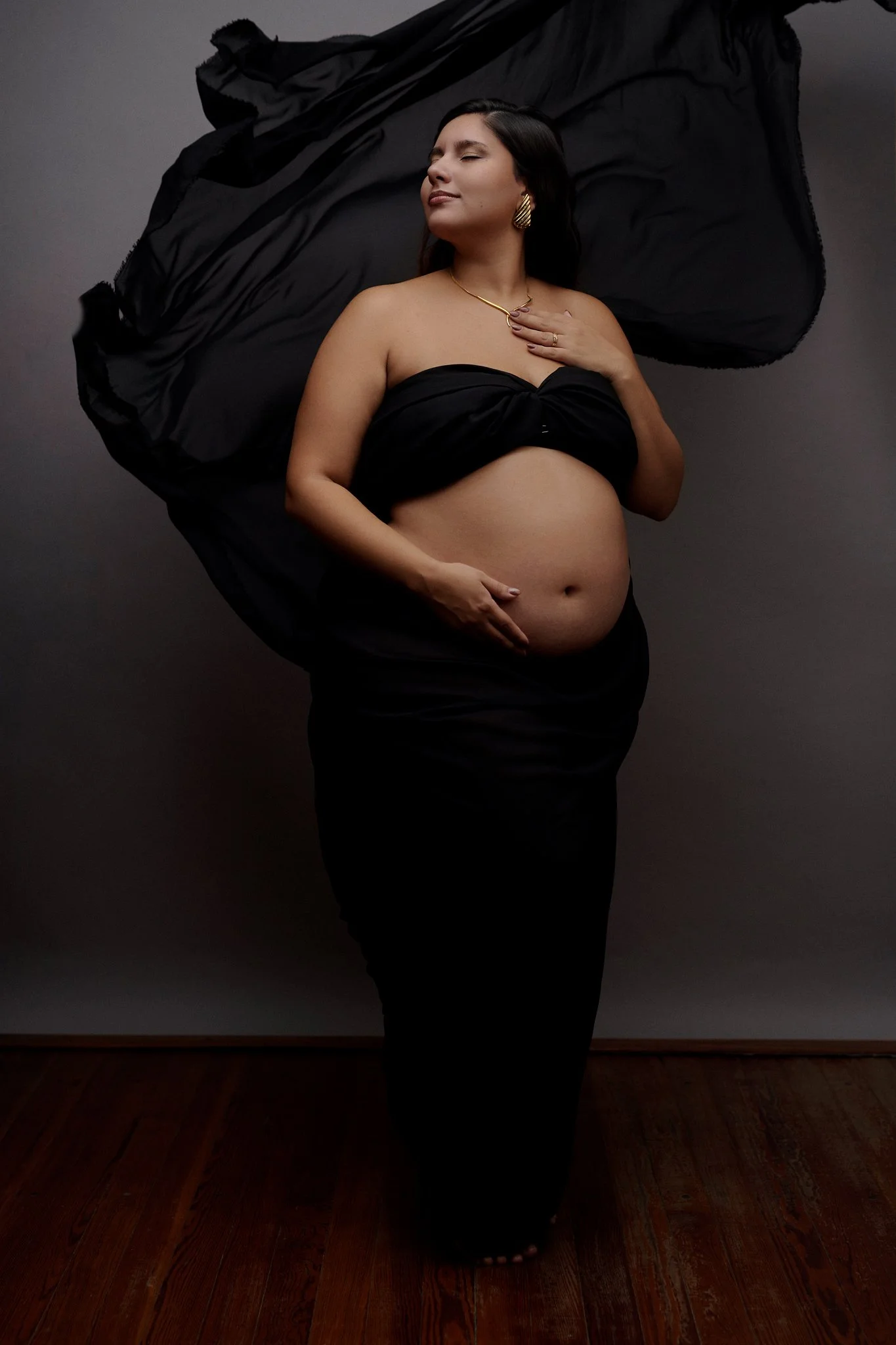 Retrato de embarazada con su pareja, en sesión de embarazo romántica y natural. Fotografía Yamipic Rosario Santa Fe