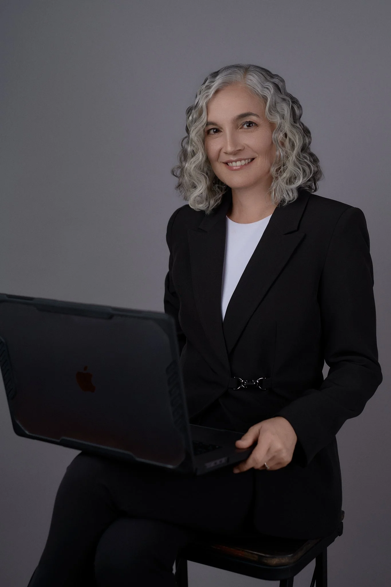 Retrato profesional en estudio con fondo neutro y luz controlada, ideal para CV y redes sociales. Fotografía por Yamipic en Rosario Santa Fe