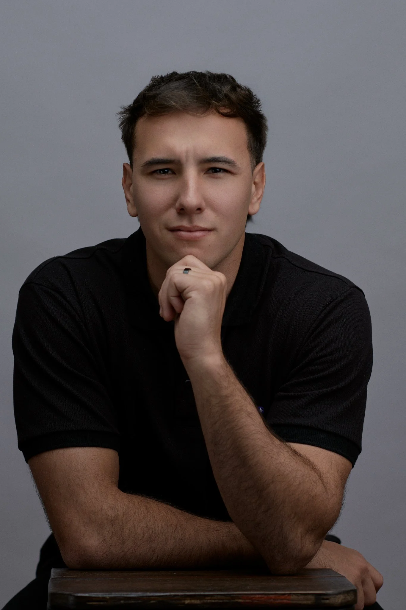 Retrato profesional en estudio con fondo neutro y luz controlada, ideal para CV y redes sociales. Fotografía por Yamipic en Rosario Santa Fe