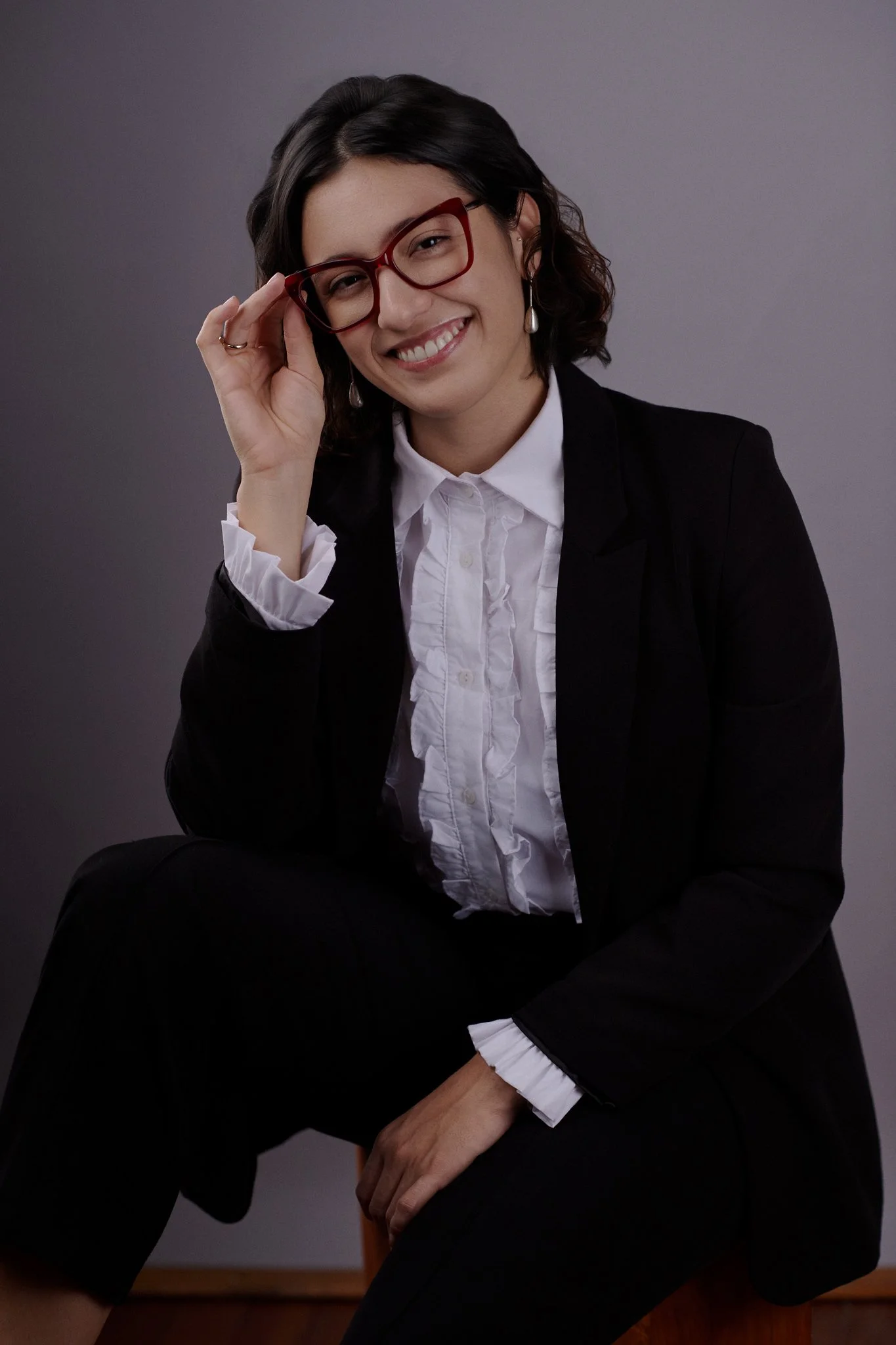 Retrato profesional en estudio con fondo neutro y luz controlada, ideal para CV y redes sociales. Fotografía por Yamipic en Rosario Santa Fe