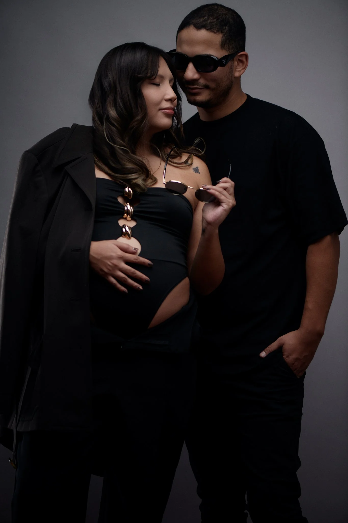Retrato de embarazo elegante con vestido largo y textura de tela fluida, en estudio de Yamipic en Rosario, Santa Fe. Pareja, futuros papás