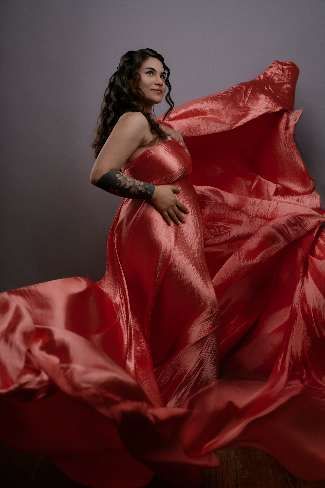 Retrato de embarazo en estudio con luz cálida y composición delicada, destacando la conexión madre-bebé. Fotografía por Yamipic en Rosario Santa Fe