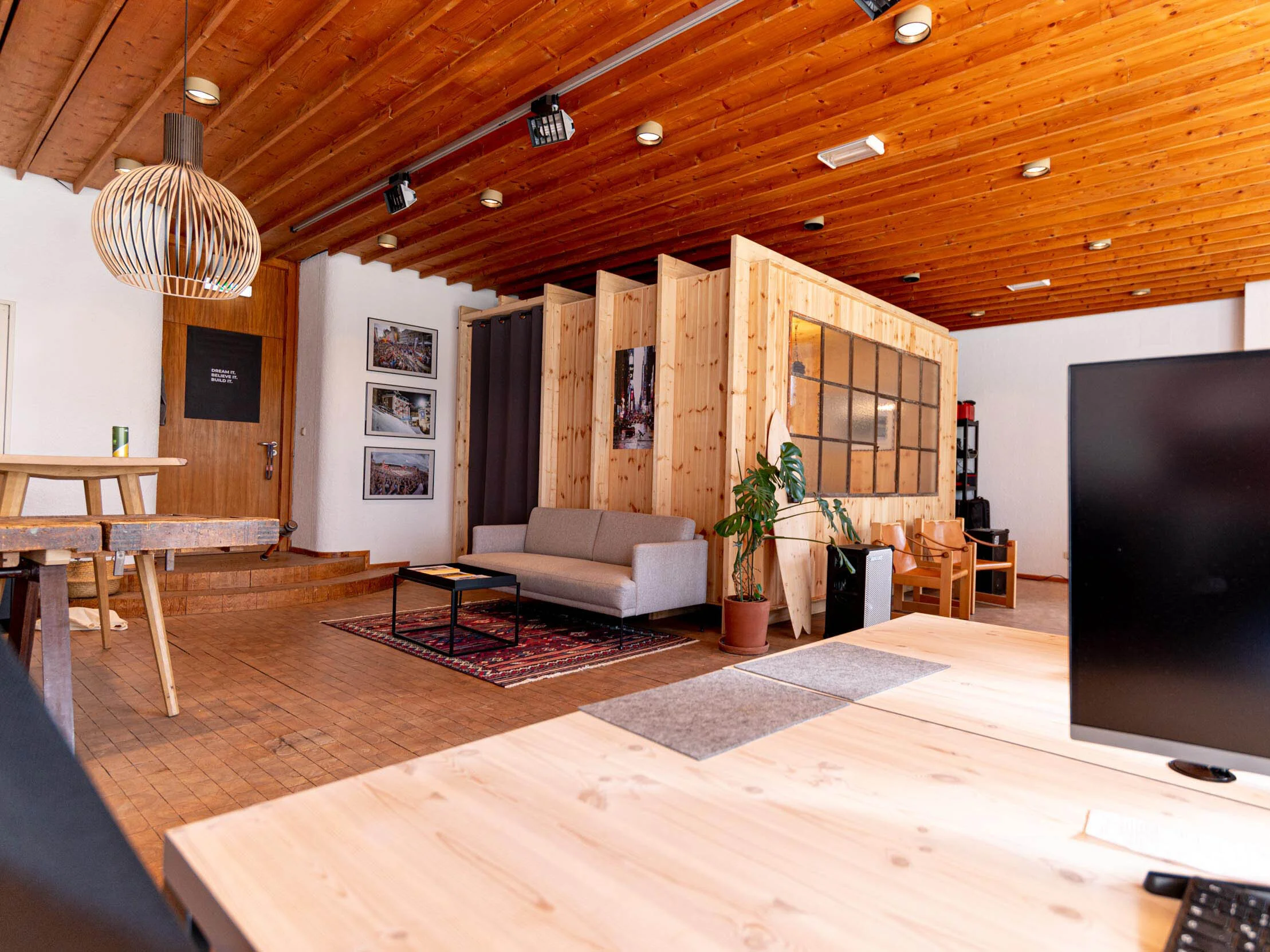 Interior of the MKM | Marketing & Management Agency office near Tegernsee: wooden ceiling, meeting area and lounge.
