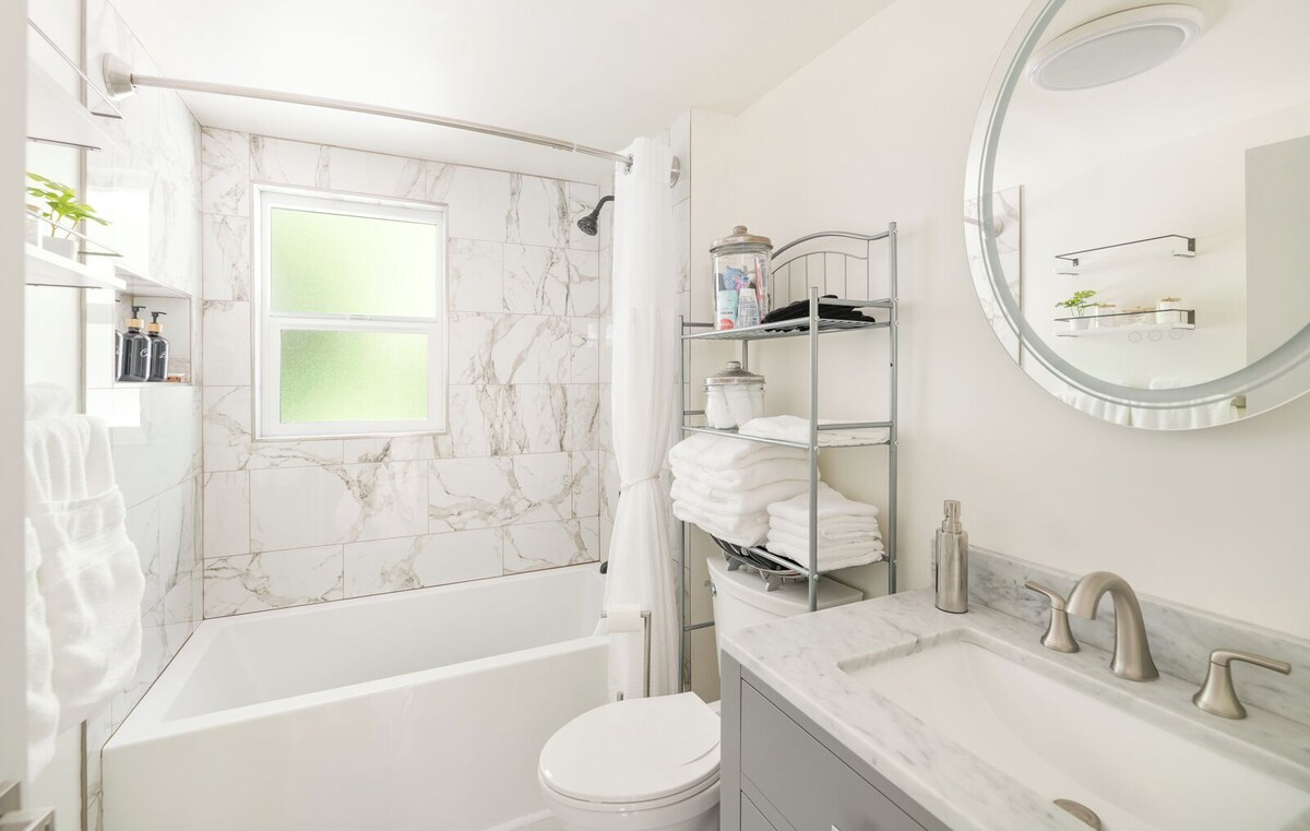 upstairs bath.png