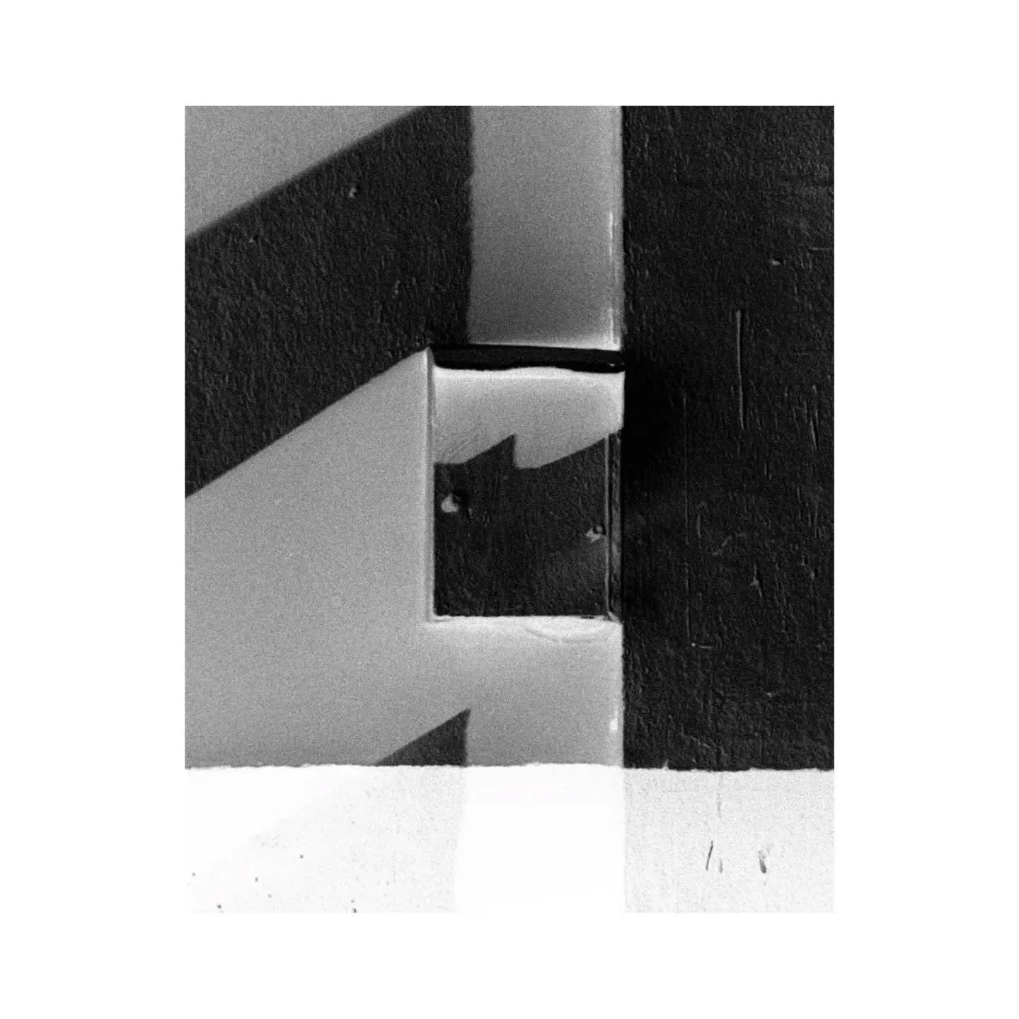 . 
.
.
.
.
.
#architecture #brutalism #neobrutalism #minimal #blackandwhite #bw #minimalism #streetphotography #daily #phasemag #fisheyelemag