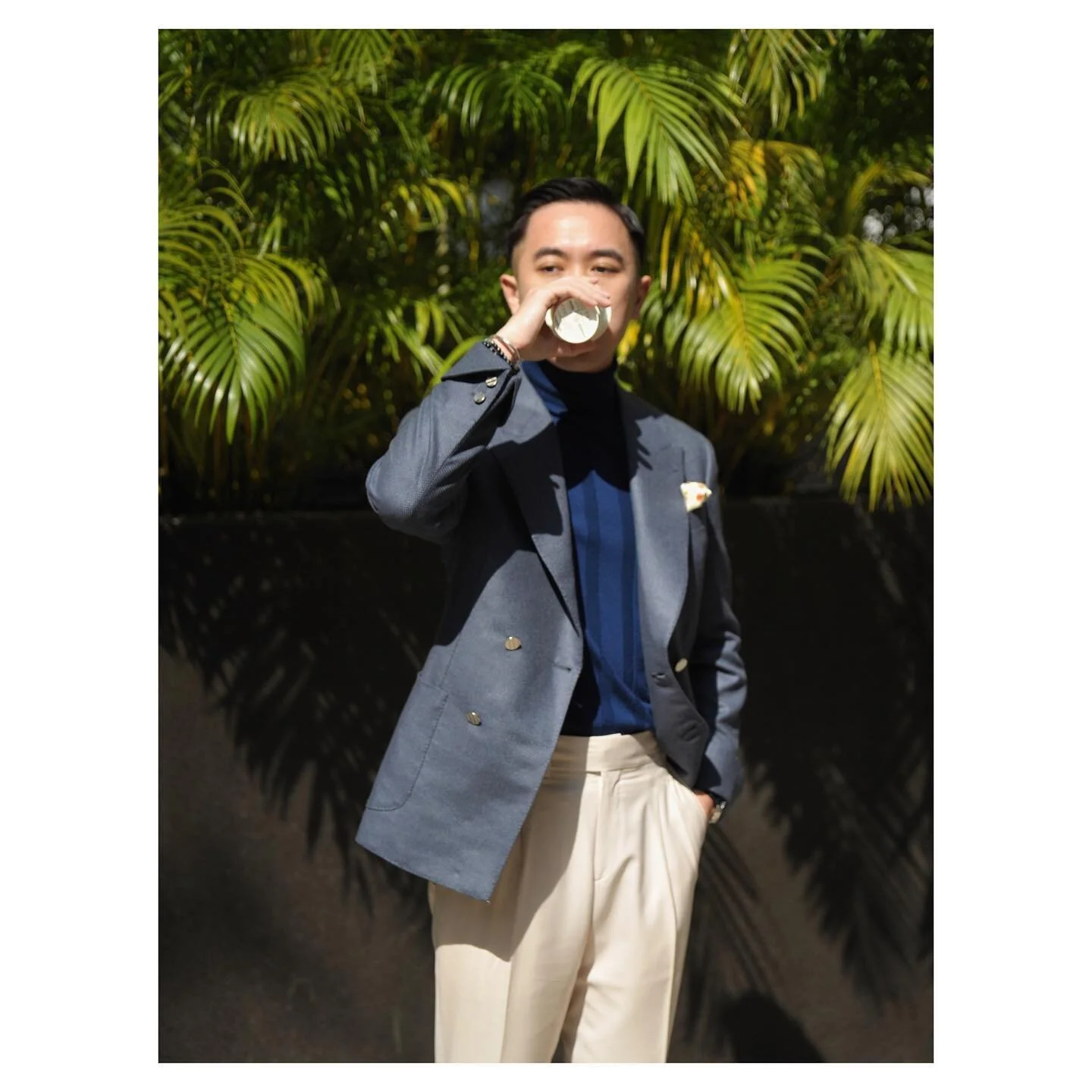 Understated elegance at its best in the chicest shade of blue. 
.
On Matt, the steel blue double breasted blazer, crafted from dead-stock pure cashmere cloth from @lanificiocerruti, boasts more of a relaxed look pairing so well with white, gray and a