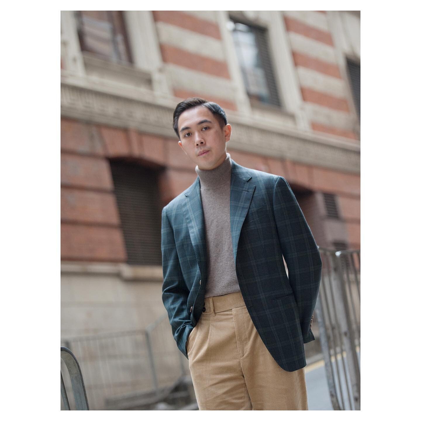 Spring is approaching fast and along with the cheerful palette our favourite transeasonal garments always include a wide range of green, from pale to deep. 
.
Soft yet elegant, Matt&rsquo;s showing off the beauty of his dark green Loro Piana blazer, 