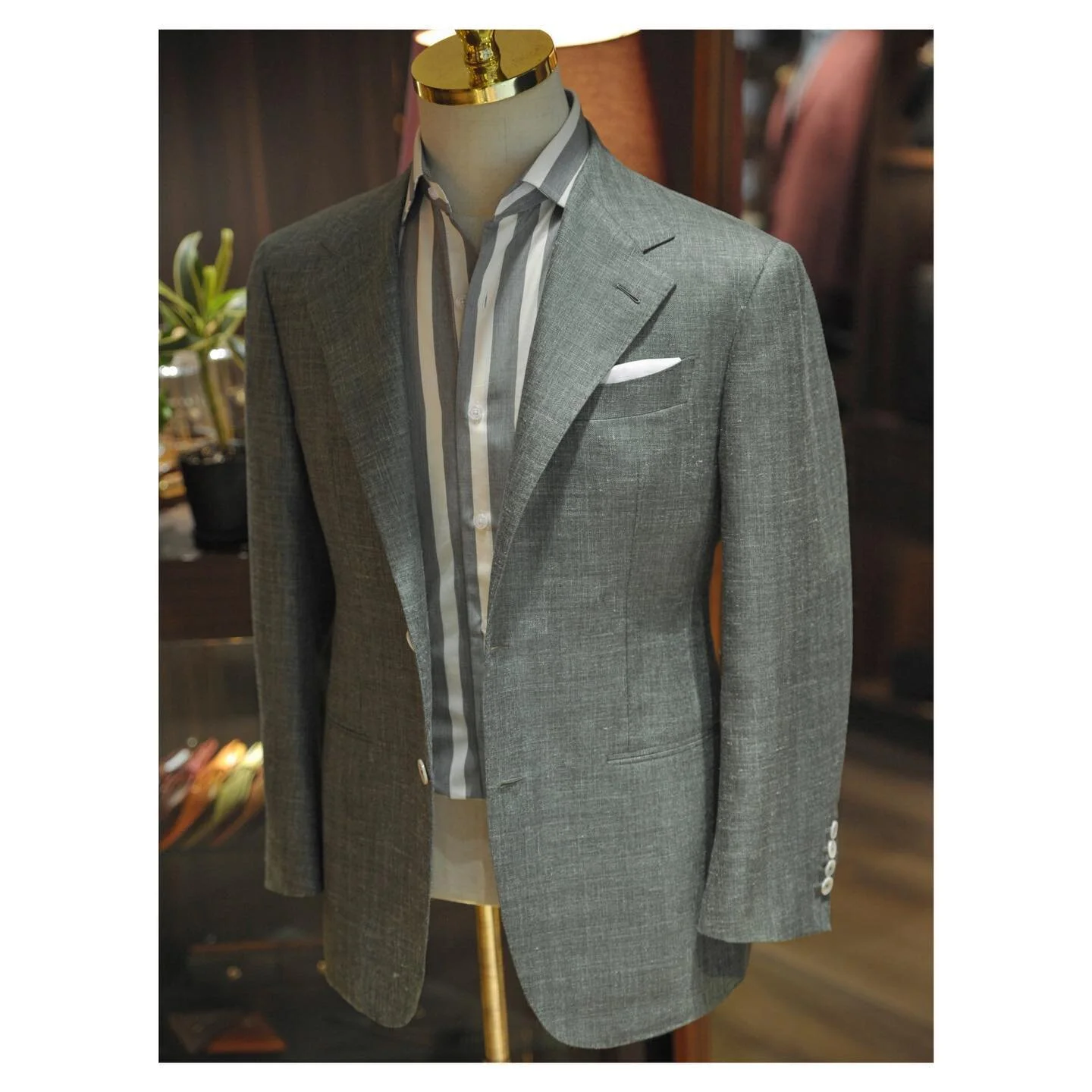 Unique, yet subtle. Simple but elegant.
.
Our recent favourite piece in light pine green, made of @caccioppoli1920 wool/silk/linen.