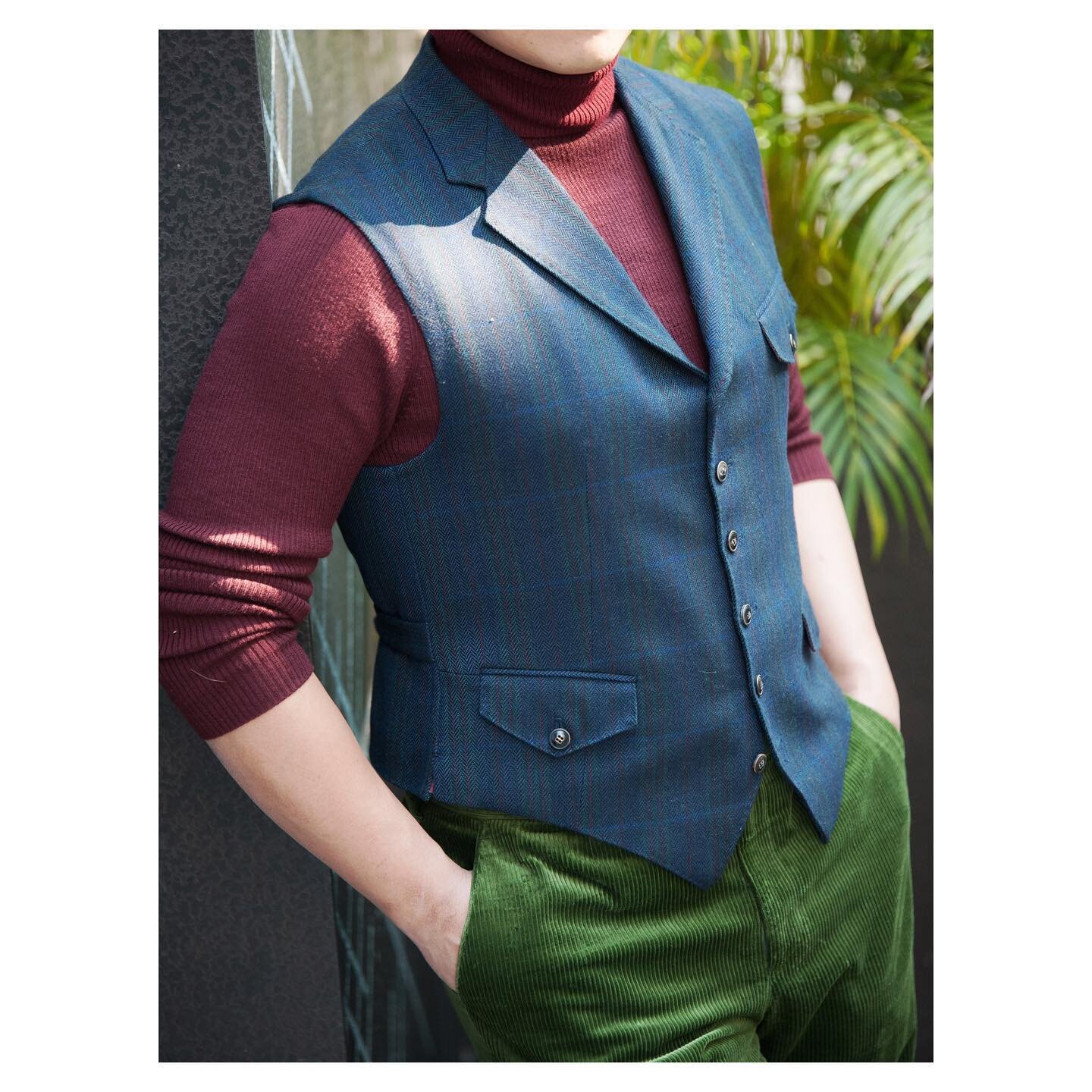 Our signature waistcoat style features the genuine lapels with a back collar, self fabric back and an exaggerated pointy hem, all combining to highlight men&rsquo;s physique and making it a great alternative to wearing a sports jacket when the weathe