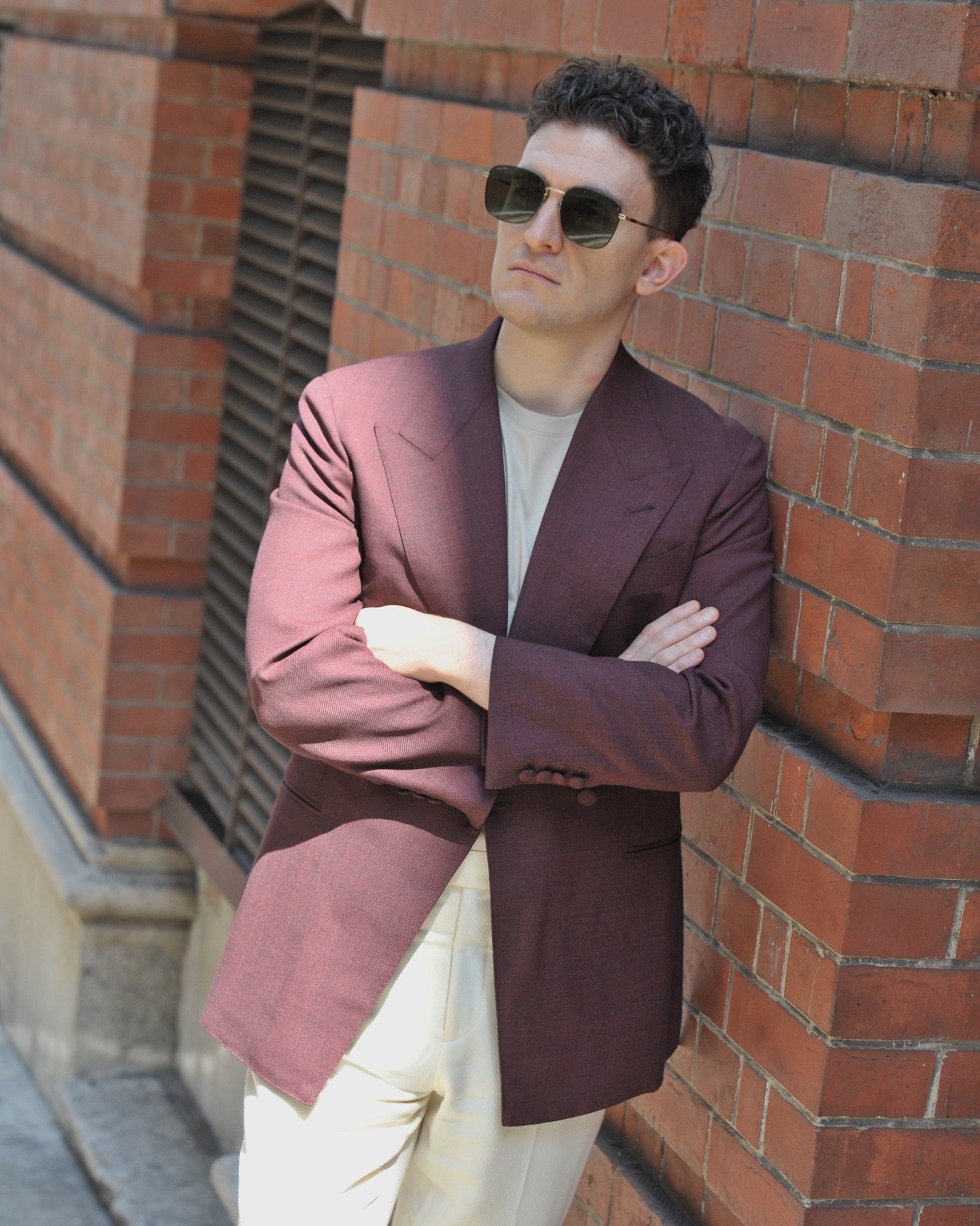 Gone are the days when double breasted jackets are reserved for formal occasions. By mixing textures and colors, layering it over a tee and chinos, our friend Samuel @curls4life_sam keeps it simple, yet spot on.