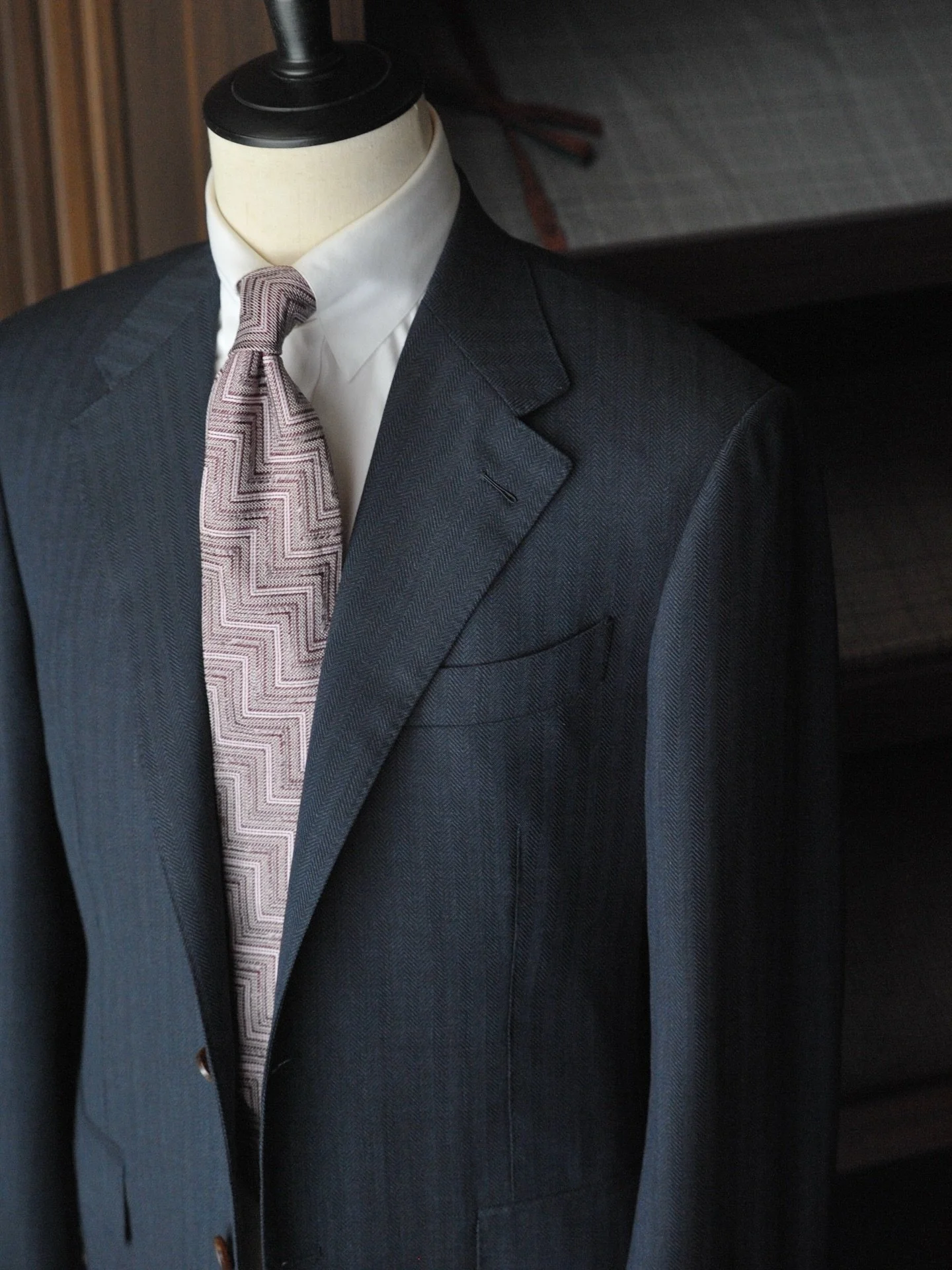 Experience the essence of quiet luxury with Loro Piana&rsquo;s suiting fabric in the newest Proposte Abiti Collection &mdash; where our masterful craftsmanship meets modern versatility. 
.
Engineered for effortless movement, this fabric offers a refi