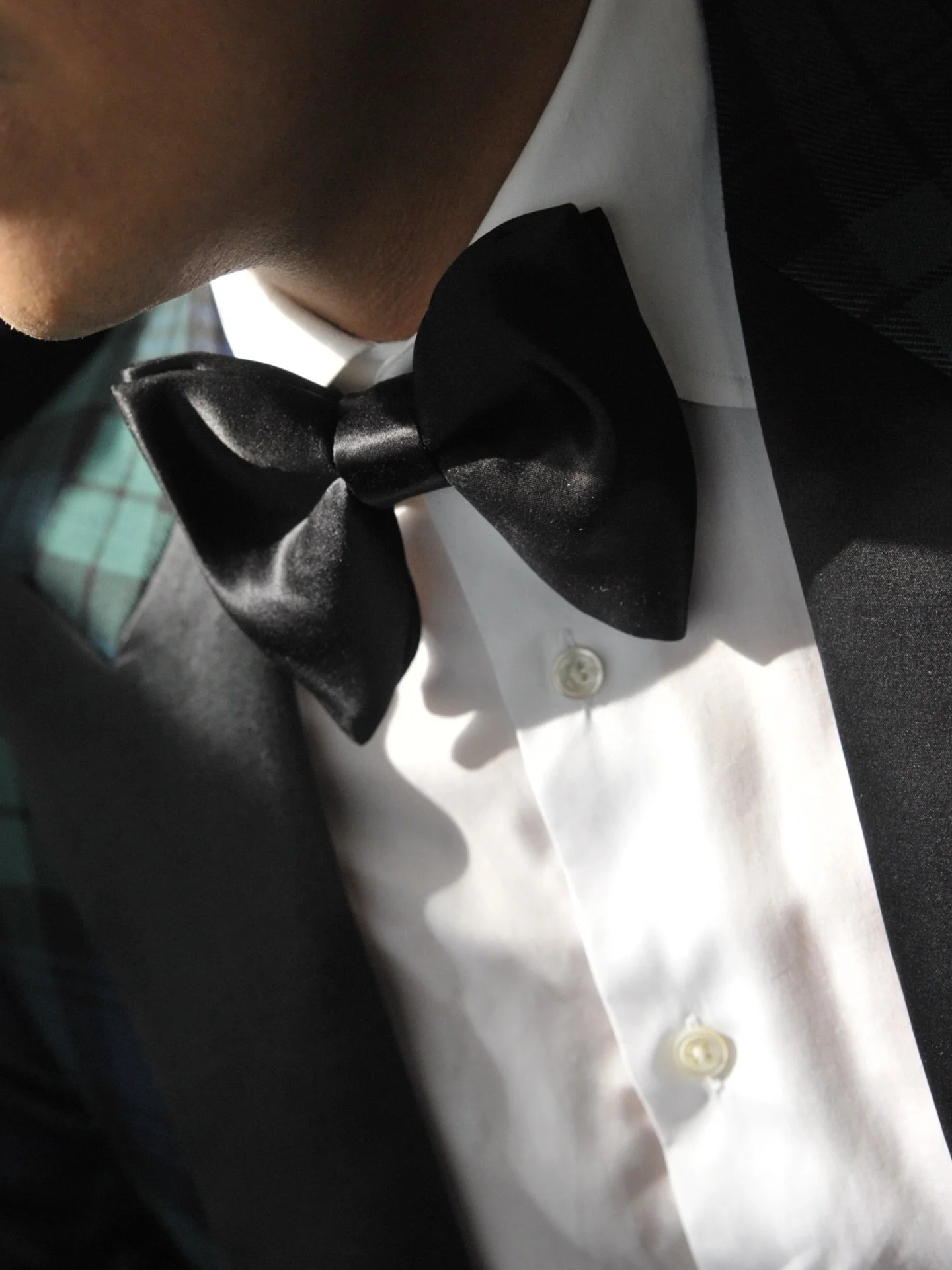 Introducing our handmade bow tie that channels the allure of classic Hollywood. Crafted in pure silk, it flows with bold, wavy wings and a sculptural silhouette that&rsquo;s always full&mdash;never flat. Its innovative unlined construction keeps it l