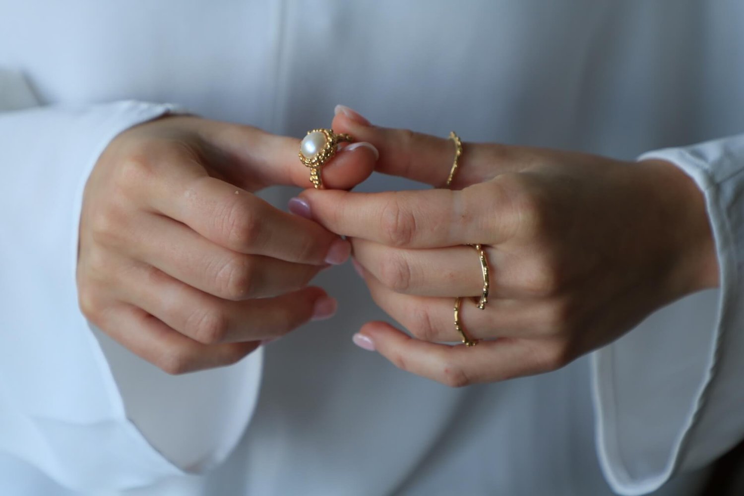 Gold and silver white pearl ring with intricate detail — Militza Ortiz