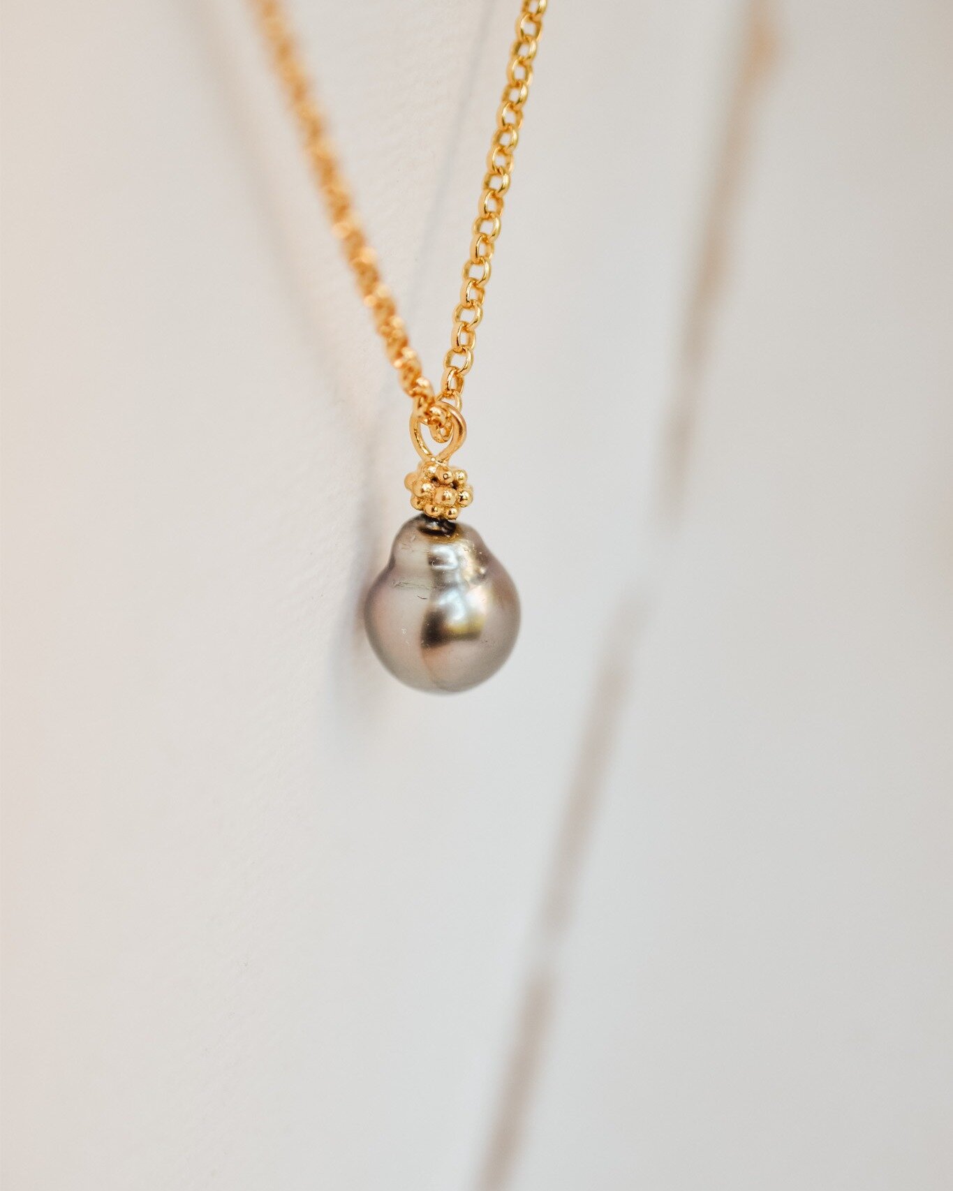 For the minimalist in your life! 
⁠
This one of a kind, gray baroque pearl pendant hangs from a delicate yellow gold chain. This necklace will instantly become your favourite piece to grab every morning!⁠
⁠.
..
.
.
.
 #graypearl #graypearls #graypear