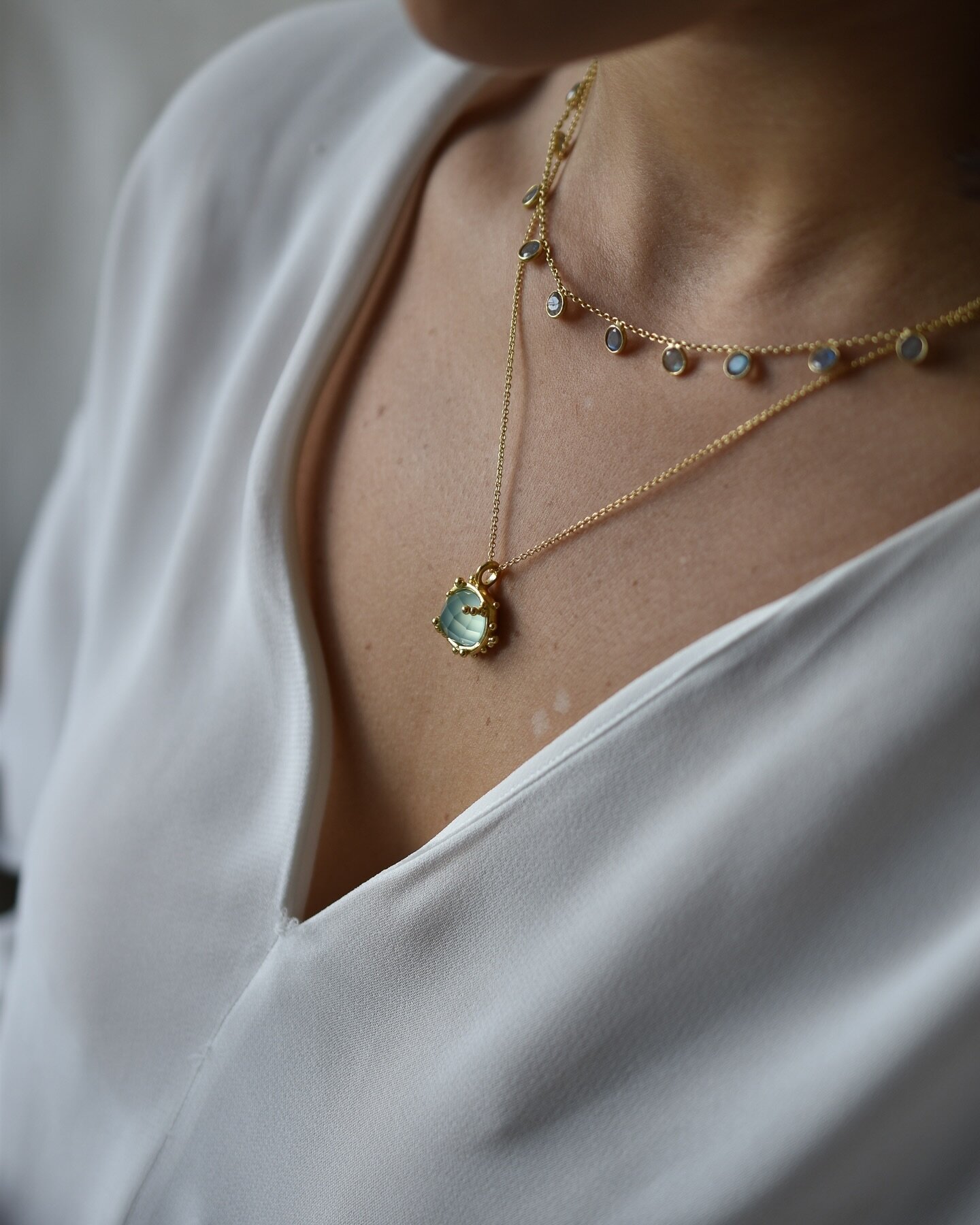 BACK IN STOCK🎉🎉🎉
Our bestselling Labradorite choker and the beautiful aqua chalcedony pendant.
.
.
.
.
#militzaortiz #choker #chokers #chokernecklace #chokerstyle #labradorite #labradoritejewelry #goldpendant #pendant #pendantnecklace #jewellery #