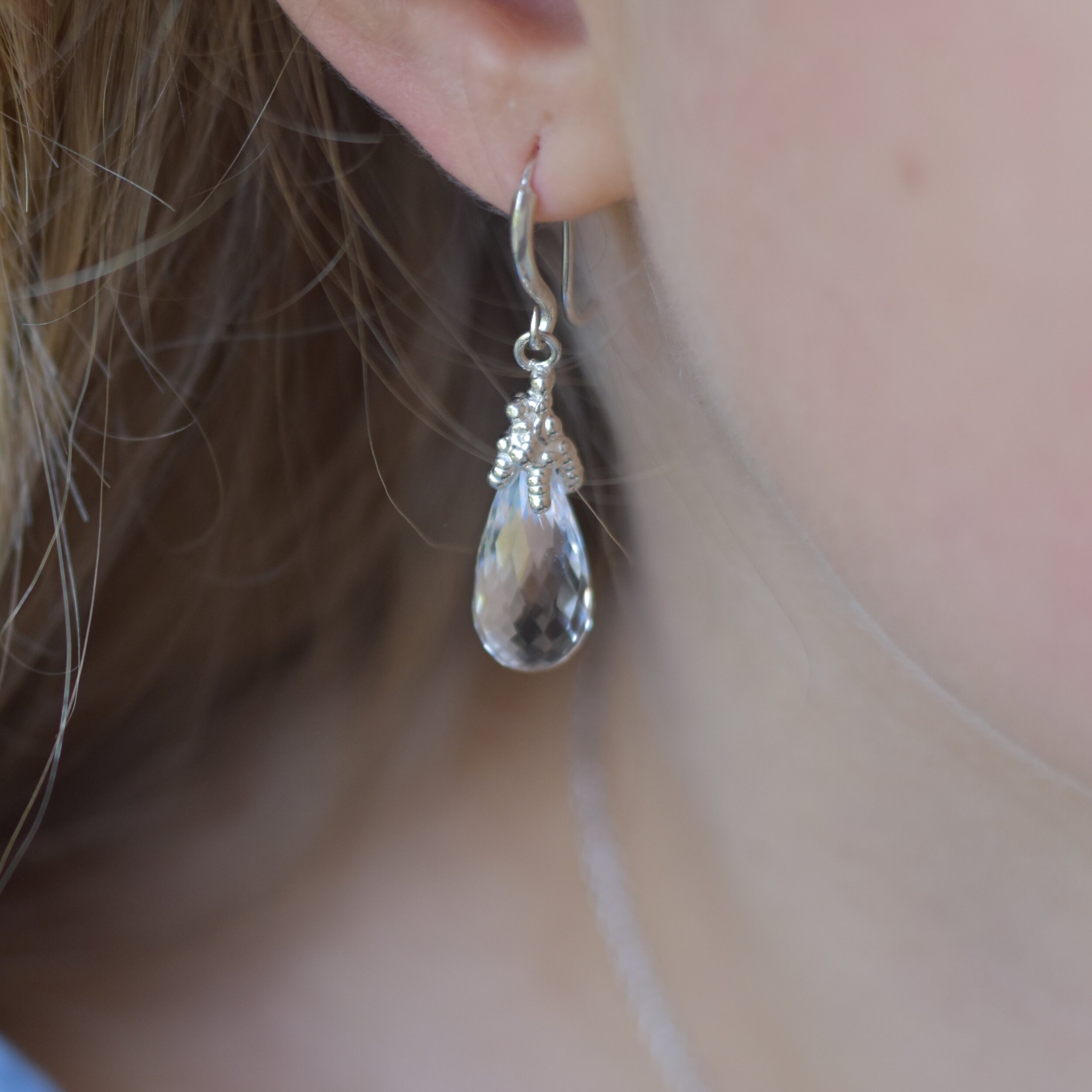 It is crystal quartz season! The April birthstone along with diamonds. Great for healing too.
.
.
.
.
.
#militzaortiz #crystal #crystalhealing #crystalquartz #rockcrystal #rockcrystaljewelry #rockcrystalearrings #crystalquartzjewelry #earrings #earri