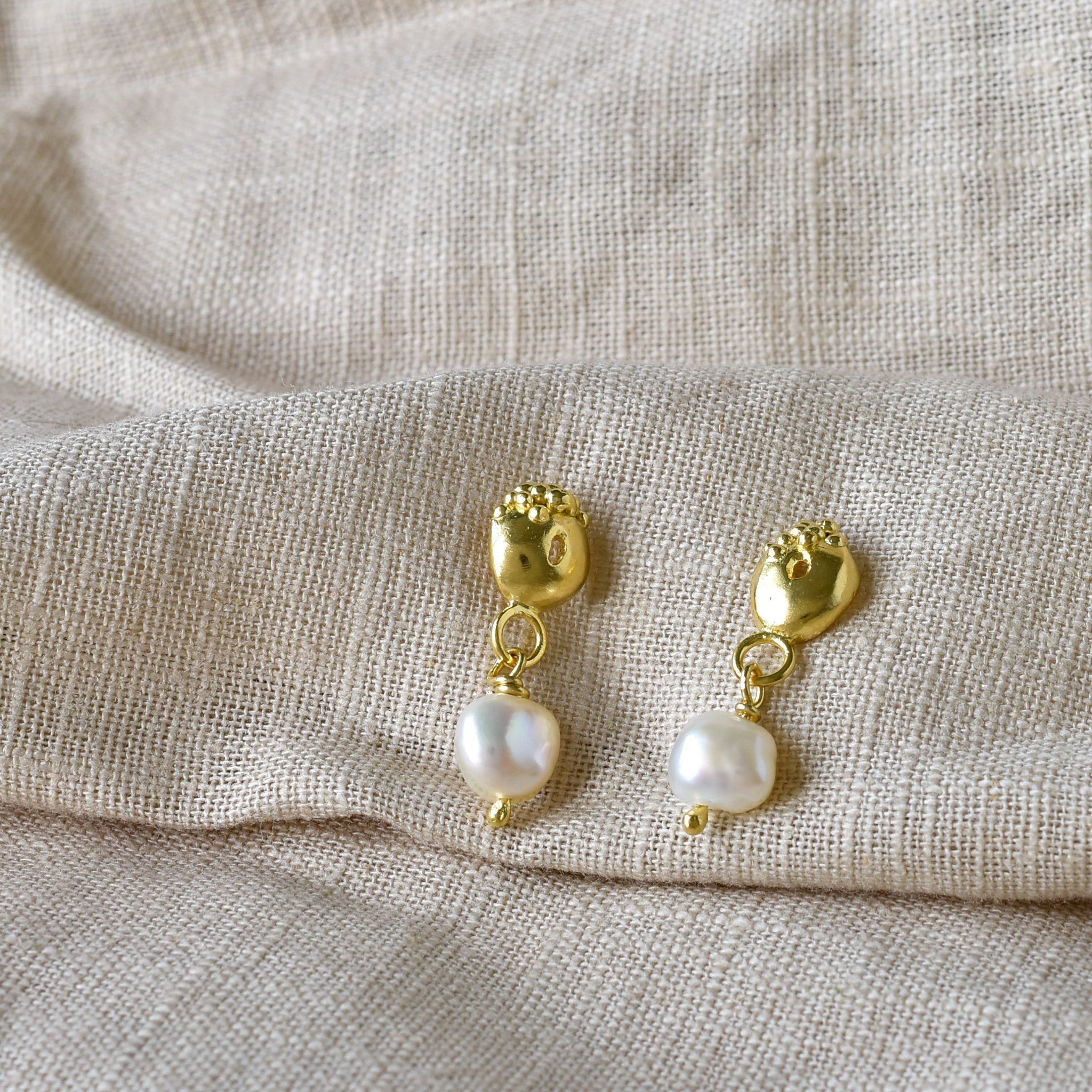 Going into Spring with our beautiful gold pearl earrings! Little pearlies to elevate your outfit.
.
.
.
.
 #goldearringsforwomen #goldearrings #goldearring #earringslover #earringstagram🔝 #pearljewellery #pearlearrings #pearls #jewellery #pearllover