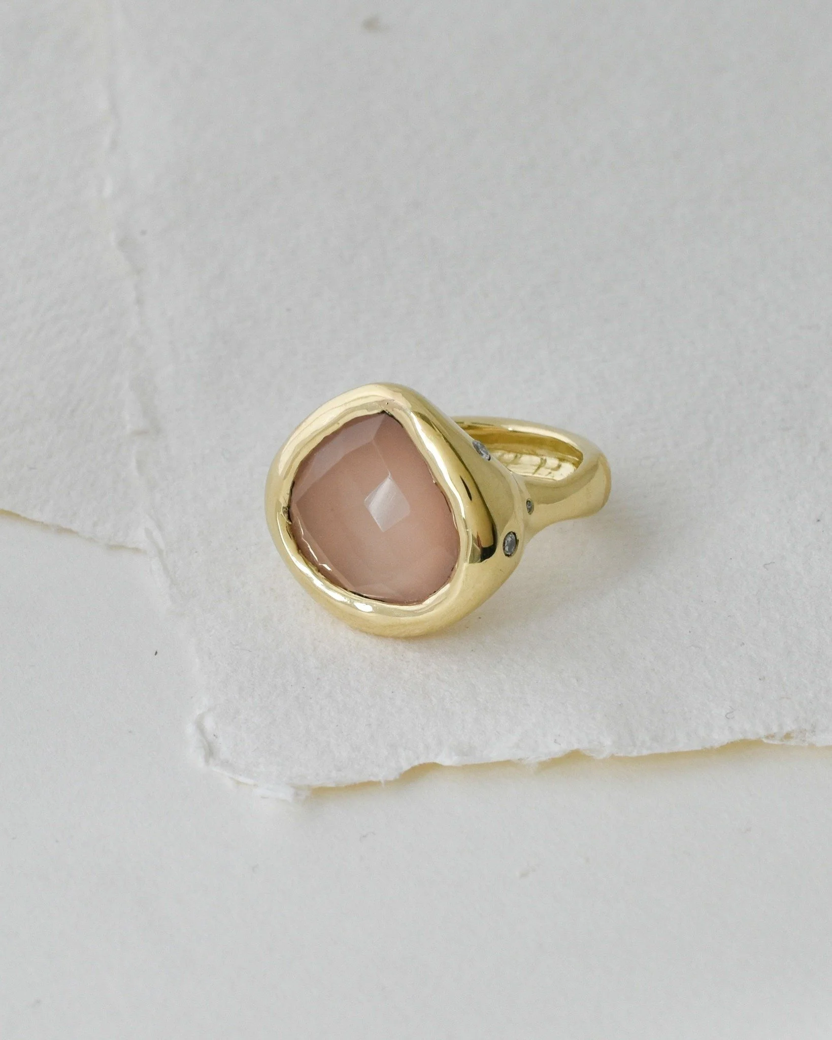 ⭕️ Bold and sculptural ring ⭕️
A drop shaped rose quartz set in 9 carat gold with tiny diamonds on the side. 
A 2025 remodelling commission, made using the client's own gemstones and gold. 
.
.
.
.
.
#goldring #militzaortizbespoke #jewelleryremake #r