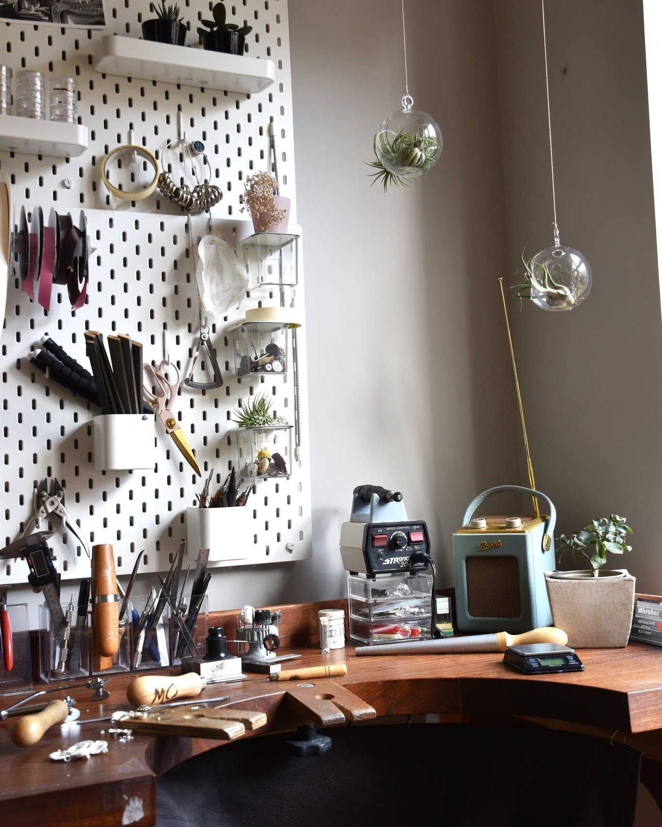 Scenes from the little workshop where I make all your orders🌟. My happy place.
.
.
.
.
 #jewellerydesigner #jewellerymaker #wimbledonbusiness #makersgonnamake #wearethemakers #madeinwimbledon #militzaortizjewellery #militzaortiz #jewelleryworkshop #