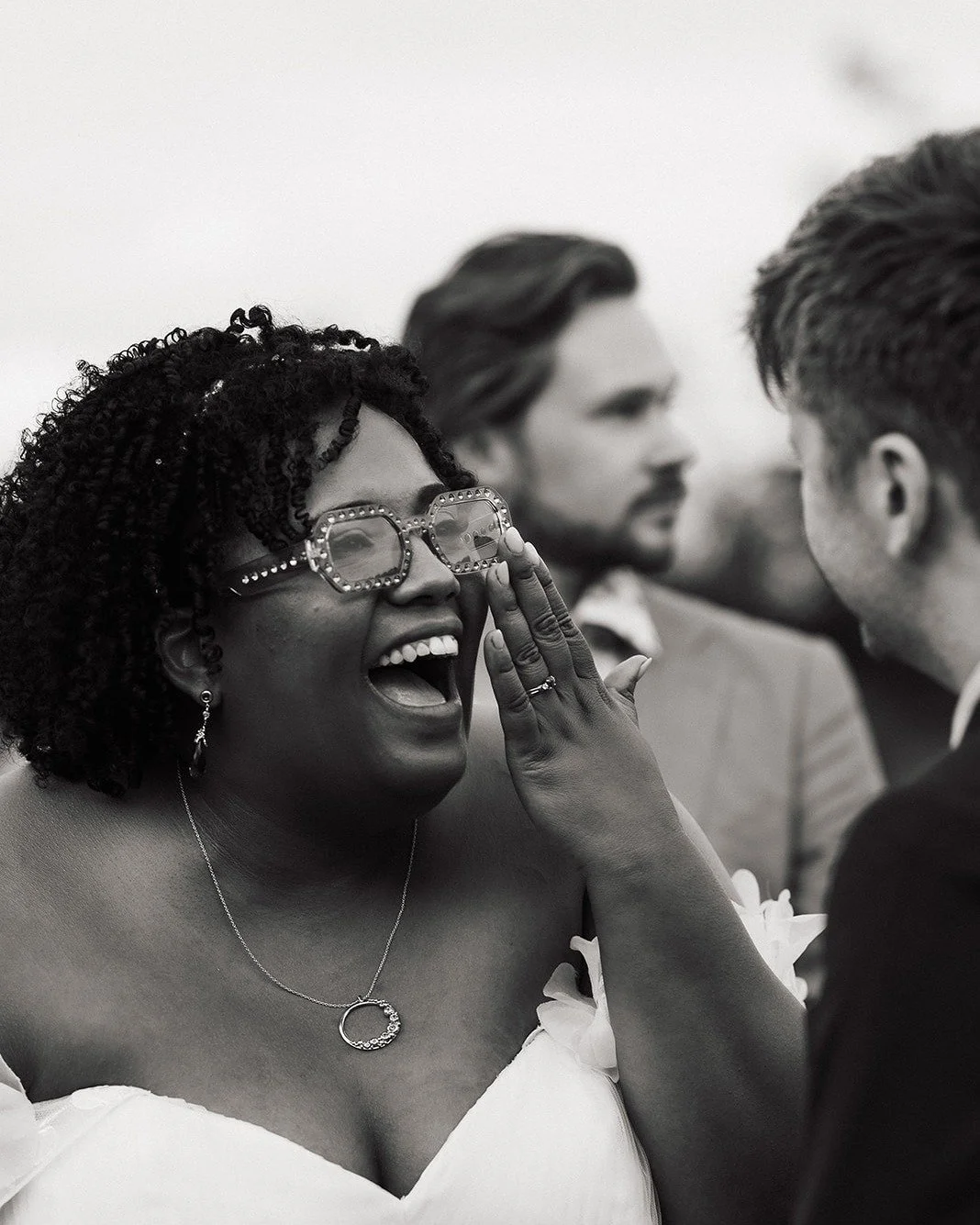 CONGRATULATIONS to Ellie and Jonathan who recently tied the knot! The wonderfully bright, beautiful, funny and witty bride wore earrings and a pendant made my moi.  Swipe to see her bridal jewellery.
She loves purple, so purple sapphires were used to