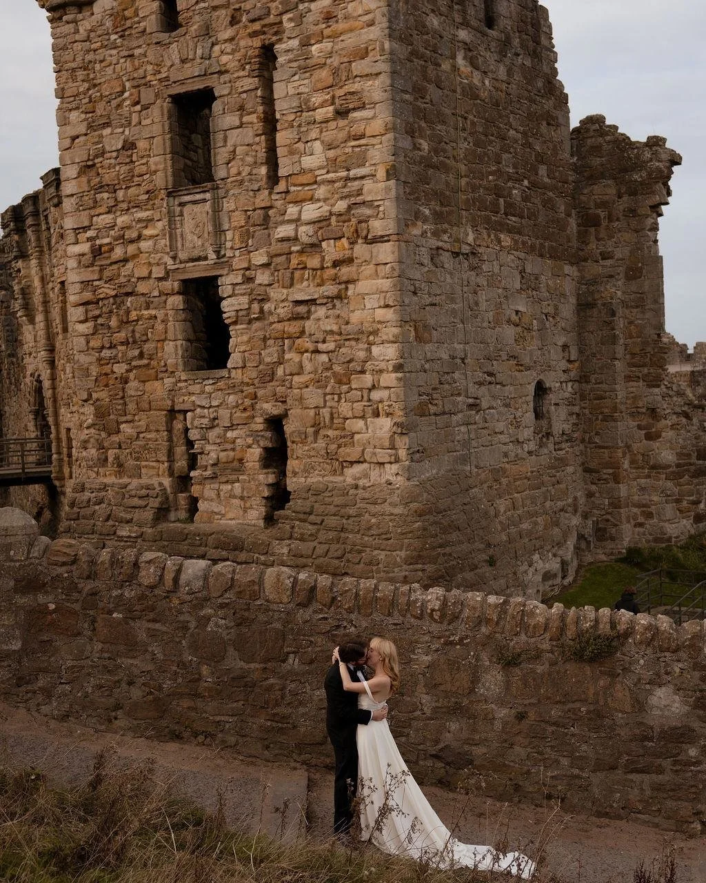 Congratulations to the lovely couple, Sara and Bradford who recently got married in scenic St. Andrew's, Scotland. I am swooning over all the wonderful photos captured by  @emilymontay.photo ➡️ Swipe to see the weddings I created for them. 

Sara's e