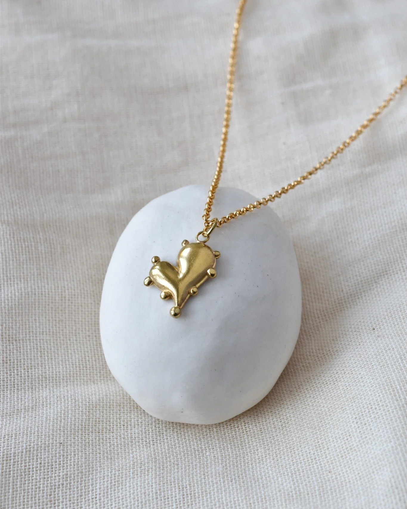 Lift your everyday outfit with a little ❤️. Available in recycled sterling silver and 18 carat gold vermeil.
.
.
.
.
.
.
 #heart #heartpendant #heartpendants #heartpendantnecklace #recycledsilver #recycledsilverjewellery #recycledsilvernecklace #recy