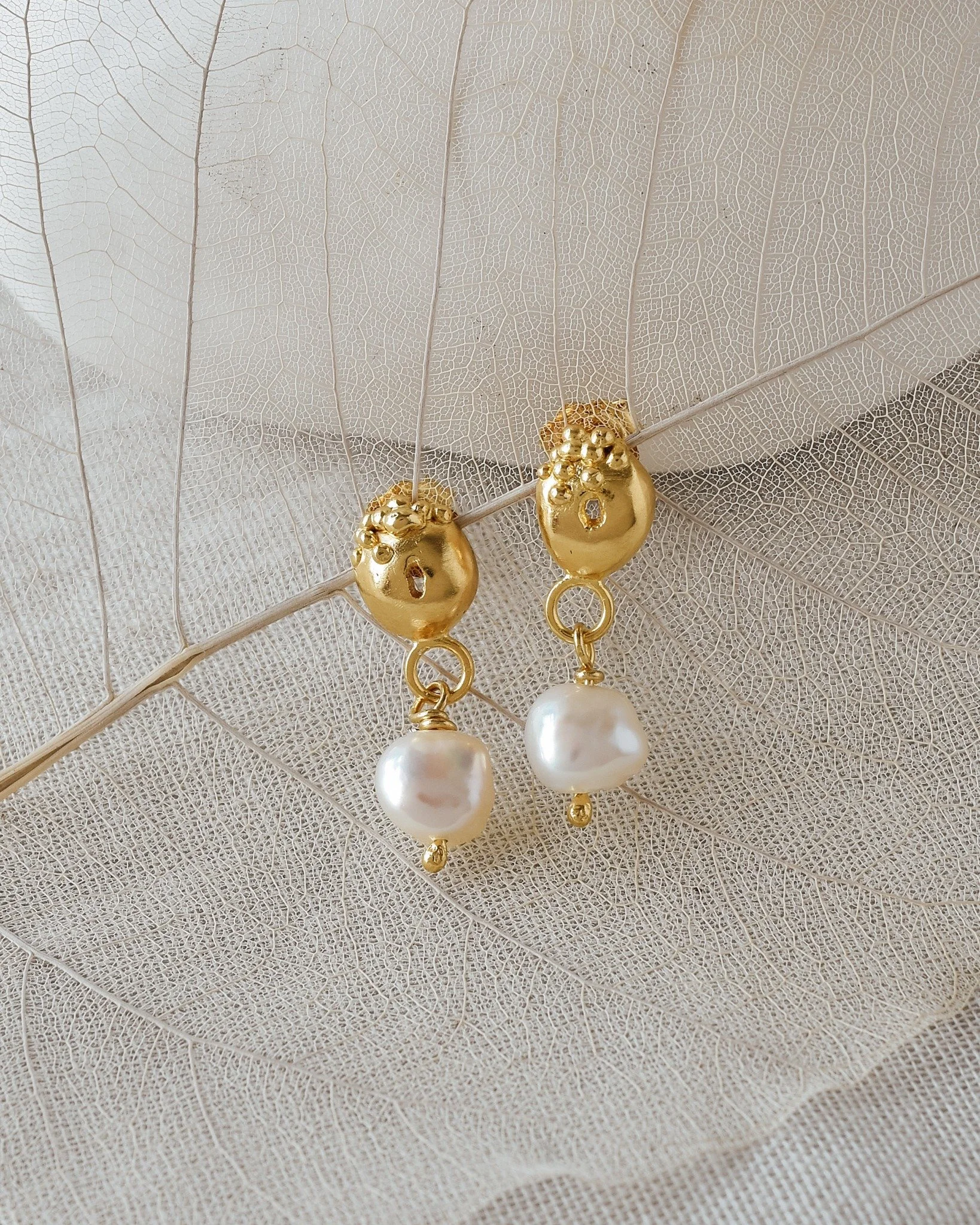 Winter staples! Pearl earrings and ear cuffs to wear on repeat.
Pearl earrings and ear cuff made in gold vermeil.
.
.
.
.
. #goldearrings #goldearringsforwomen #goldearring #earringstagram🔝 #earringslover #pearljewellery #pearlearrings #pearls #jewe