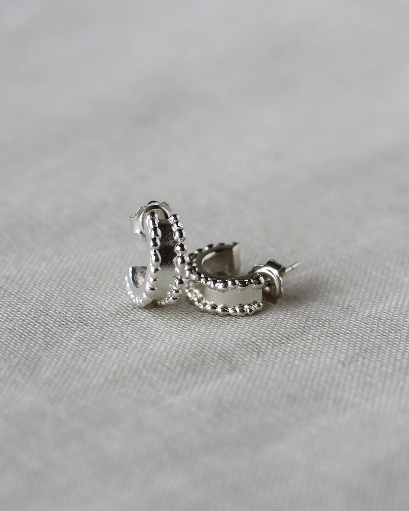 Chunky silver hoops, done my way! Made with recycled sterling silver and my signature dots on the side.
.
.
.
.
.
. #earringslover #earringstagram🔝 #hoopearringsaremything #hoopearringsaddict #hoopearrings #silverjewellery #sterlingsilver #silver #j