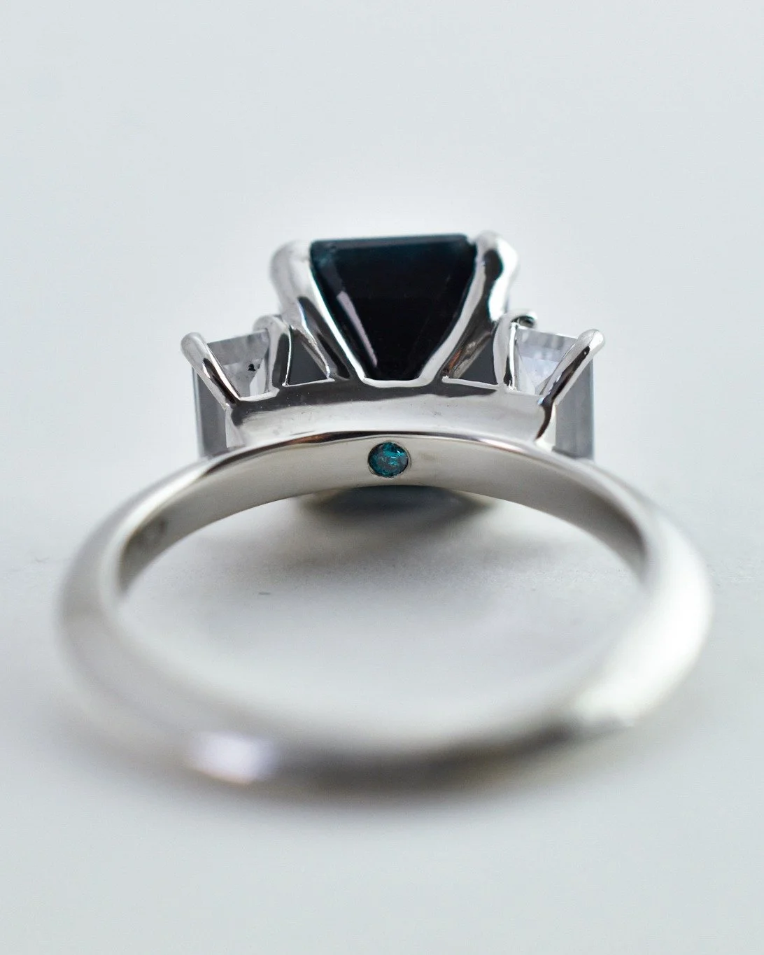 Hidden details are one of my favourite things to add to my jewellery designs, a little something for only the wearer to appreciate. A delicious little secret ❤️
.
.
.
 #engagementrings #engagementring #goldring #engagement #militzaortizbespoke #jewel