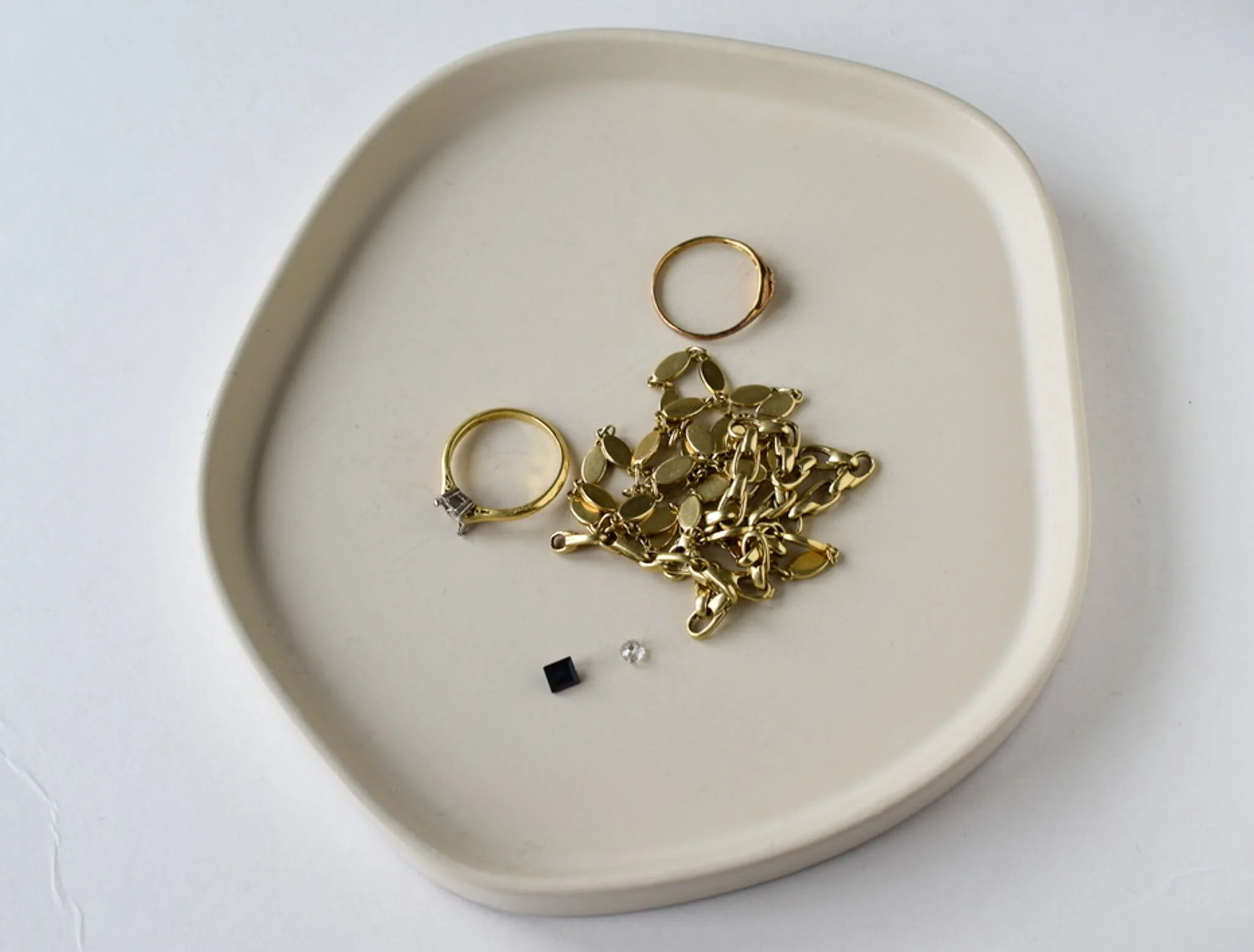 Old gold jewellery to remodelled by Militza Ortiz. Shown on cream plate