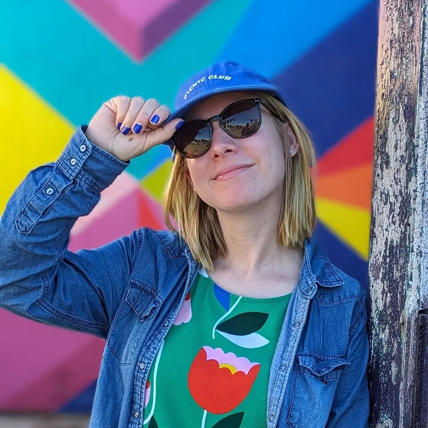 Life lately - surrounded by bright colors everywhere, from the street art in Townsville to the tropical plants and birds in Magnetic Island. Exactly what I need to develop my new range of products for the @finders_keepers 🩷🌞