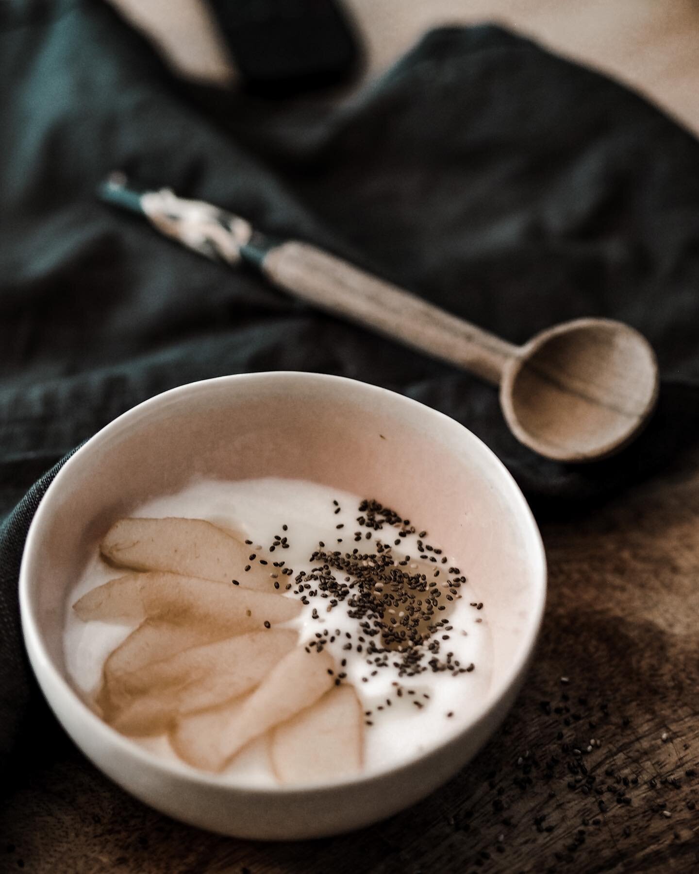 &hearts; 𝗣&rsquo;𝘁𝗶𝘁 𝗗&eacute;𝗷 &hearts;
Yaourt v&eacute;g&eacute;tal, poires et graines de chia ! Simple, rapide et efficace. 
Et vous, le matin c&rsquo;est quoi votre petit plaisir ?
&bull;
&bull;
&bull;
&bull;
#ptitdej #breakfast #yaourt #fr