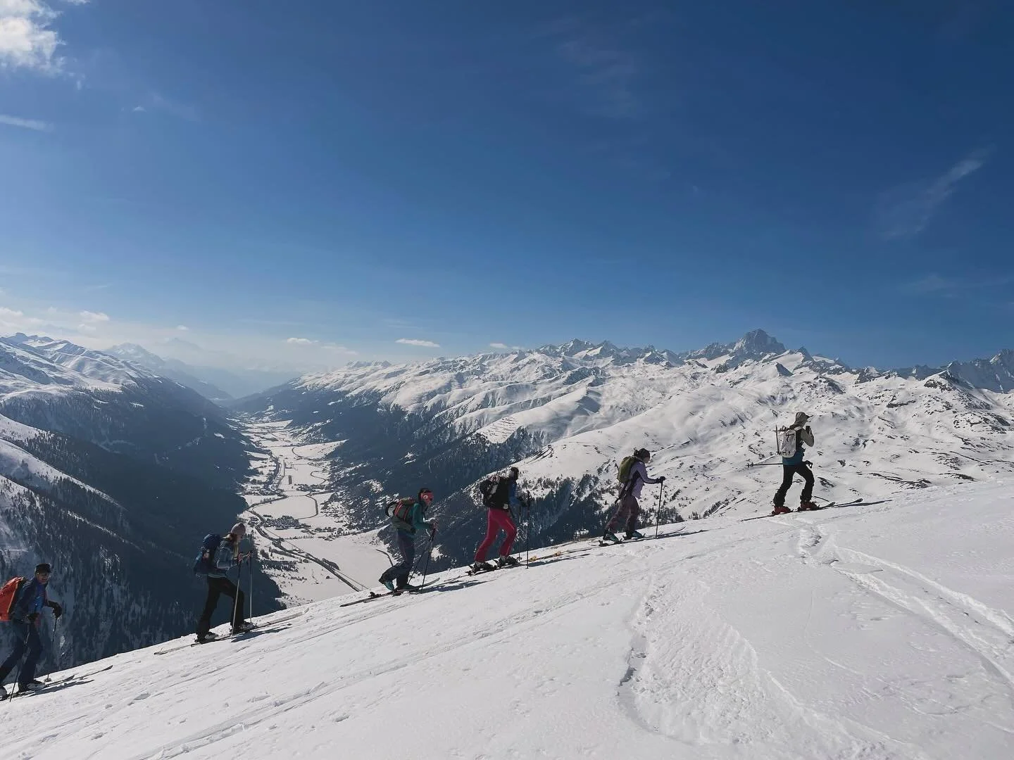 Finde deinen Rhythmus zwischen Atem und Schnee.

Erlebe 4 Tage voller Bewegung, Stille und Natur beim
✨ Mountain Breath Retreat ✨
Goms, VS 
19.&ndash;22. M&auml;rz 2026

Was dich erwartet:
❄️ Gef&uuml;hrte Skitouren mit dipl. Bergf&uuml;hrern
🧘&zwj;